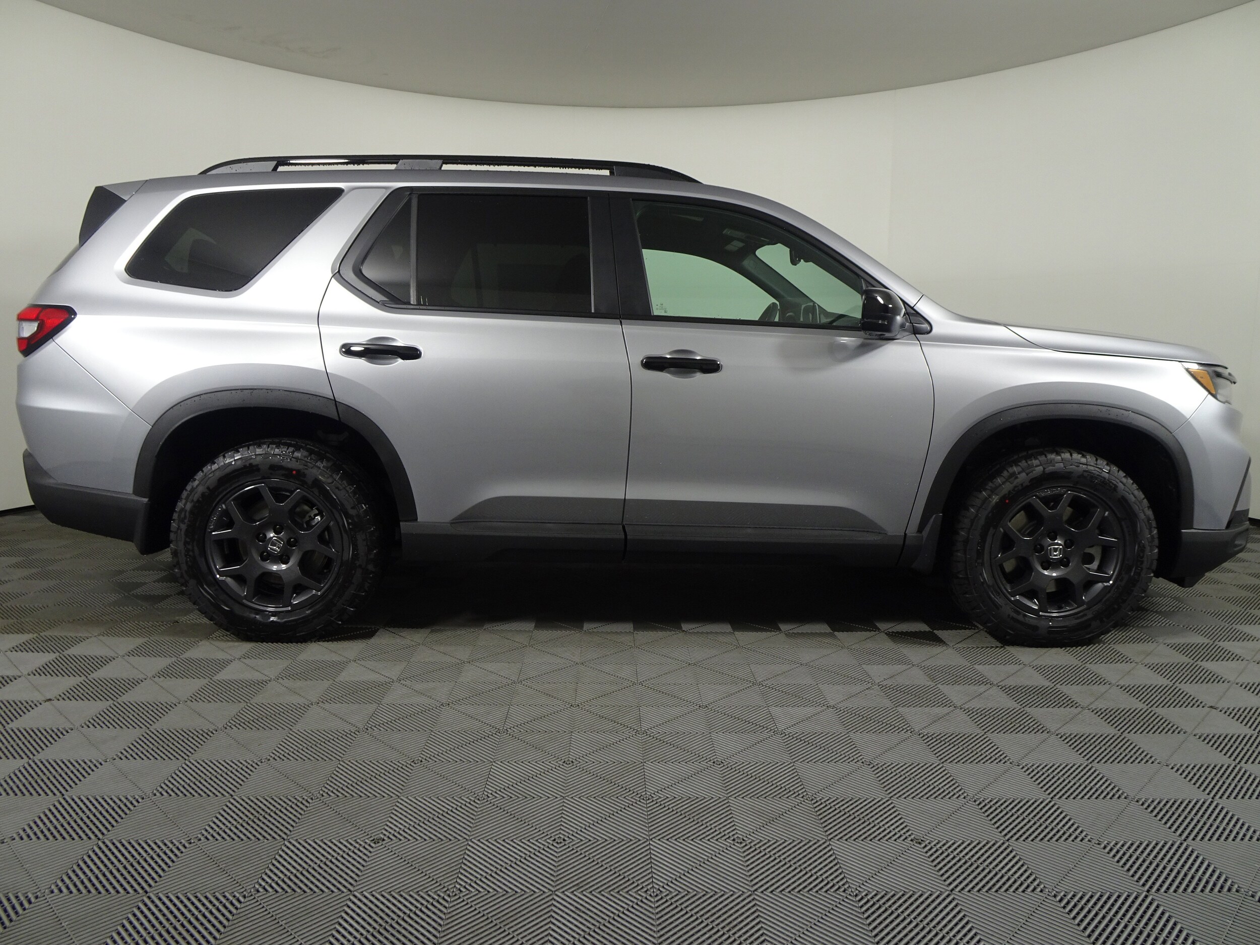 2025 Honda Pilot TrailSport photo 2