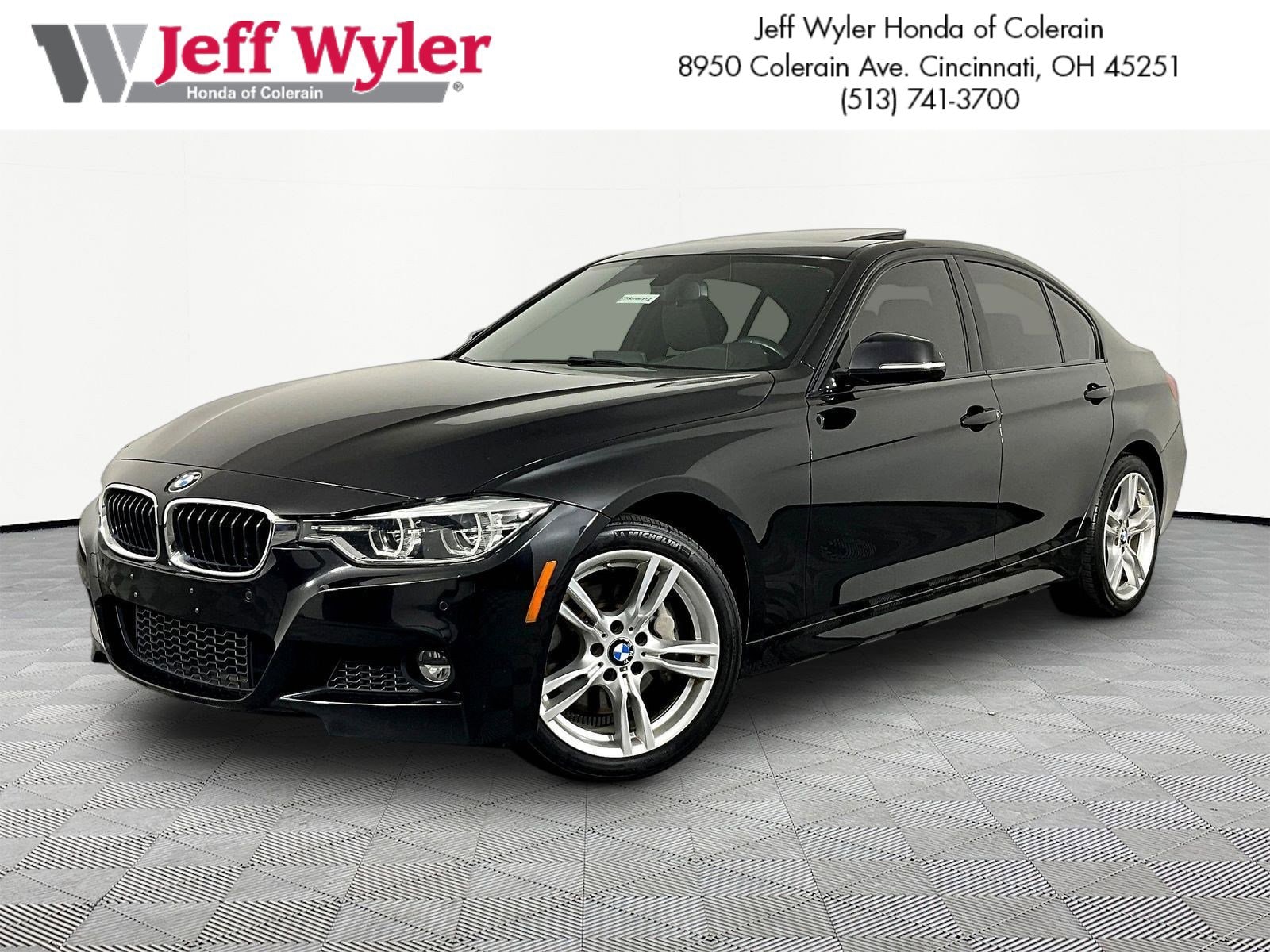 2017 BMW 3 Series 330i xDrive Sedan's photo