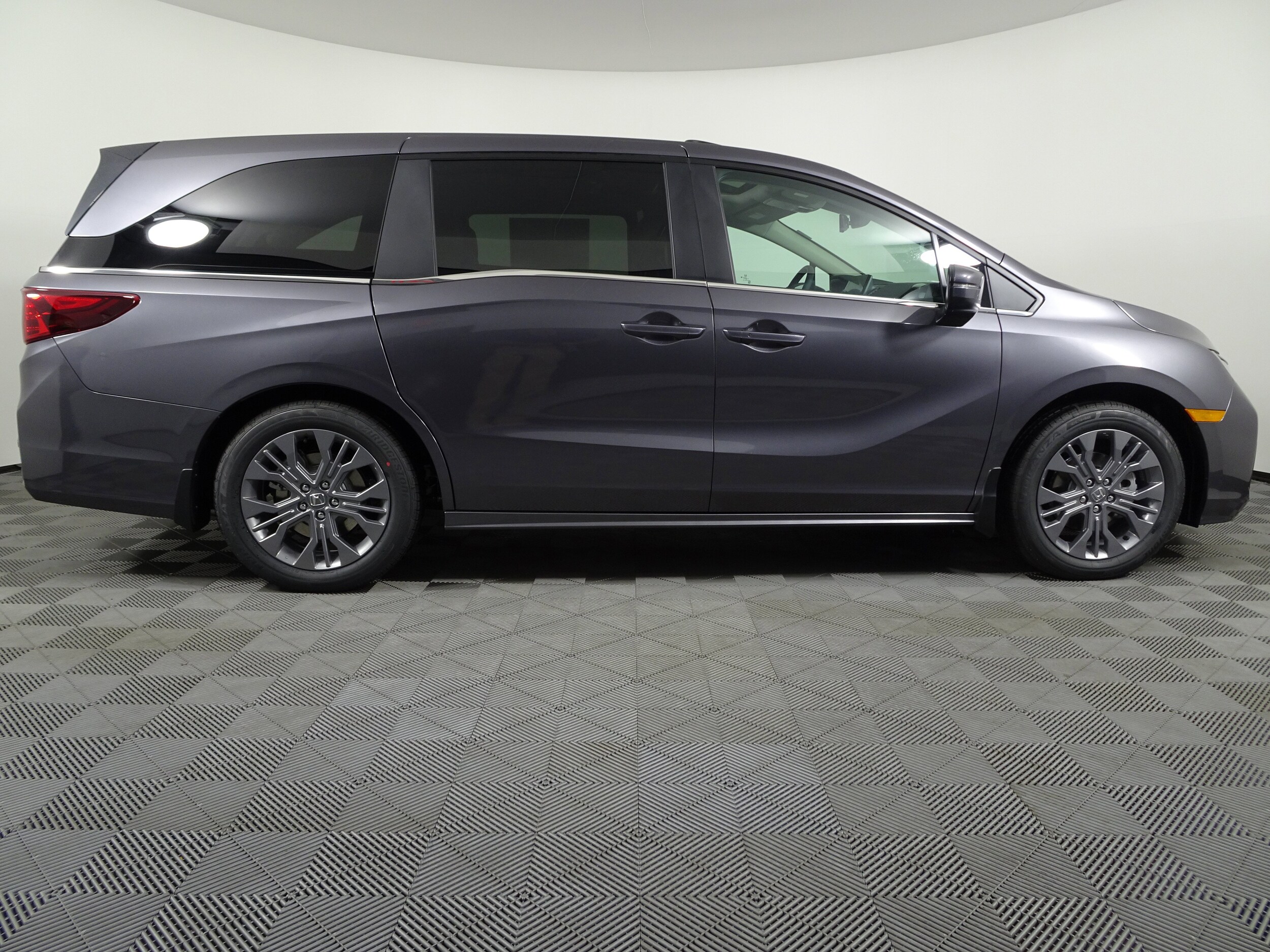 2026 Honda Odyssey Touring photo 2
