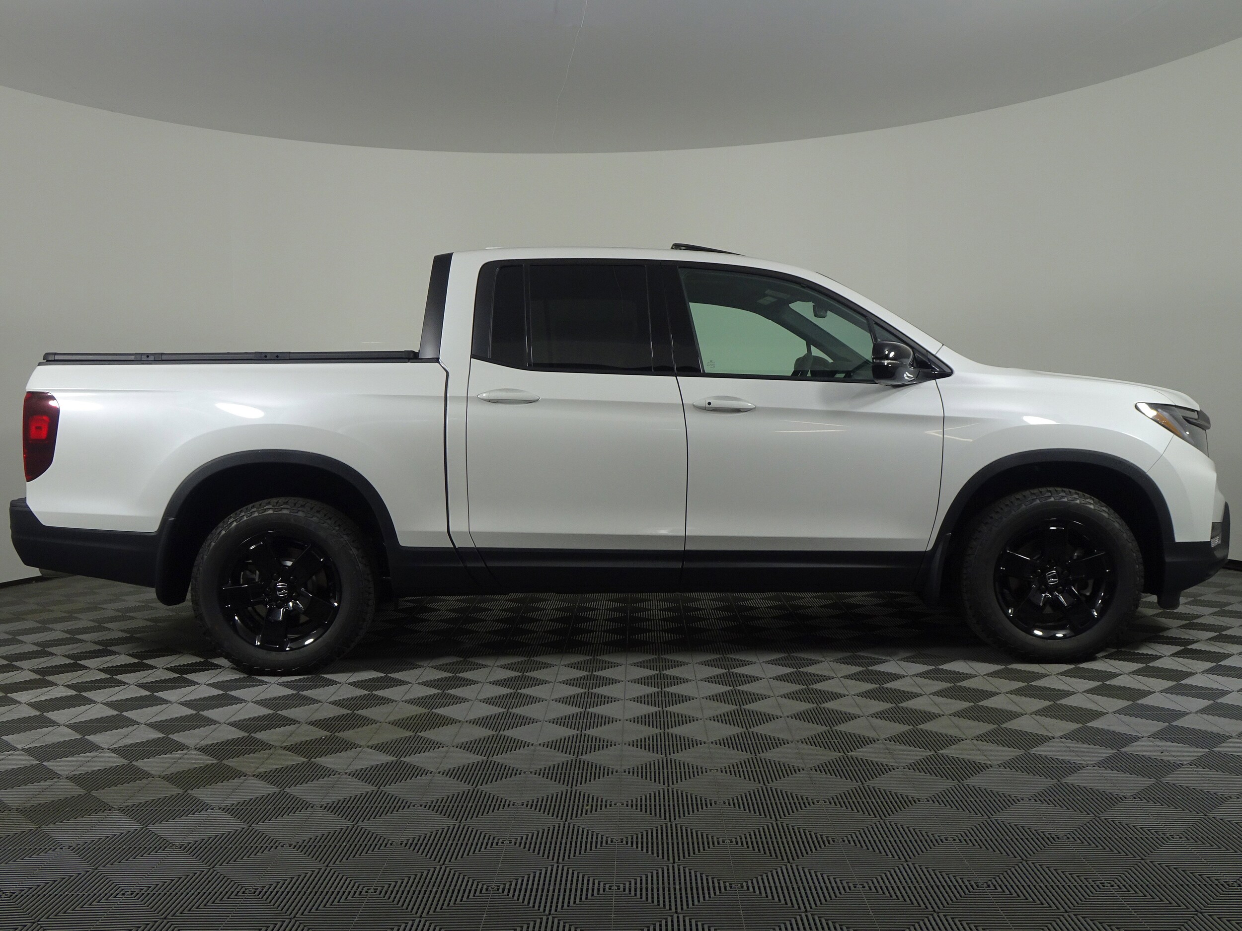 2025 Honda Ridgeline Black Edition photo 2