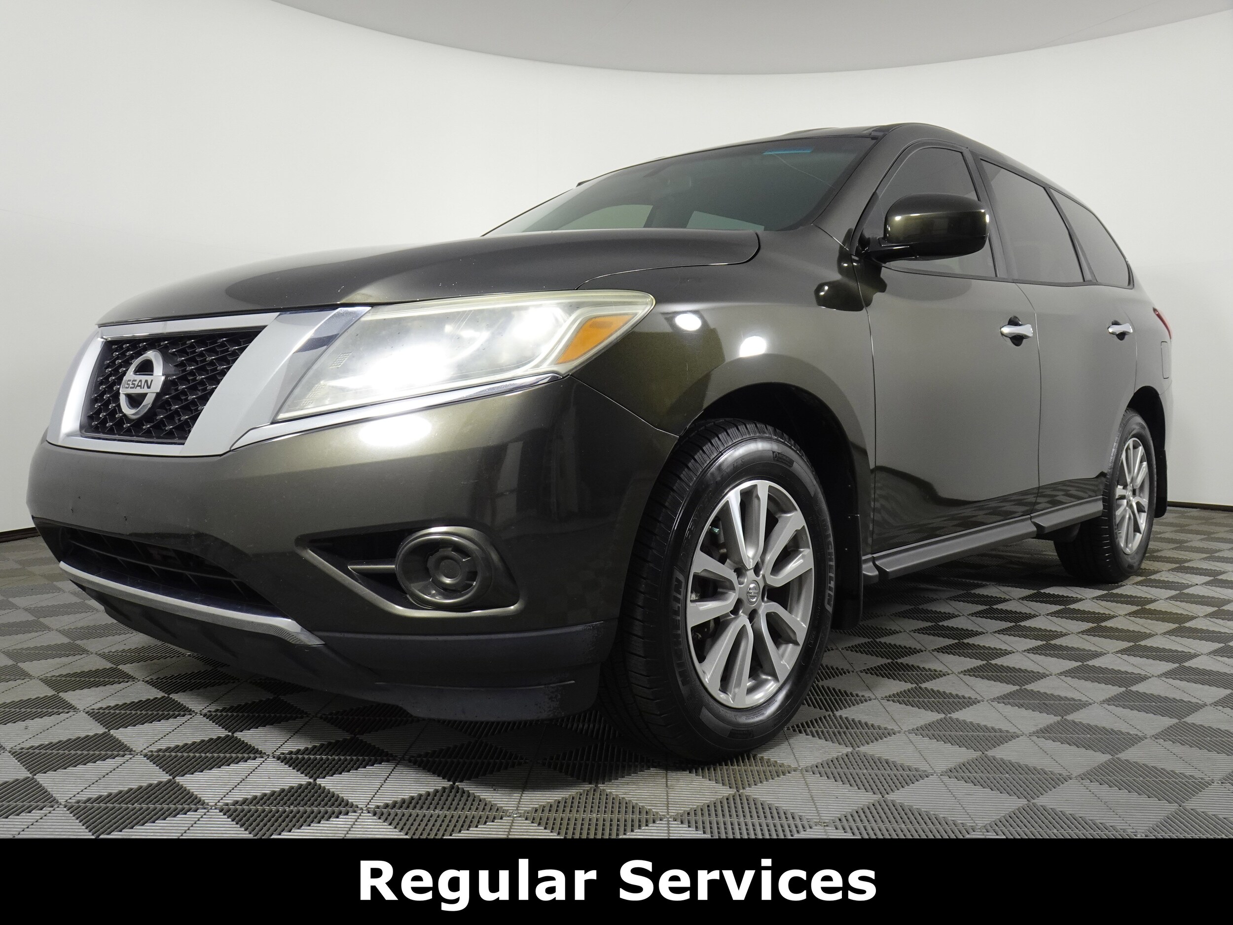 2015 Nissan Pathfinder S photo 2