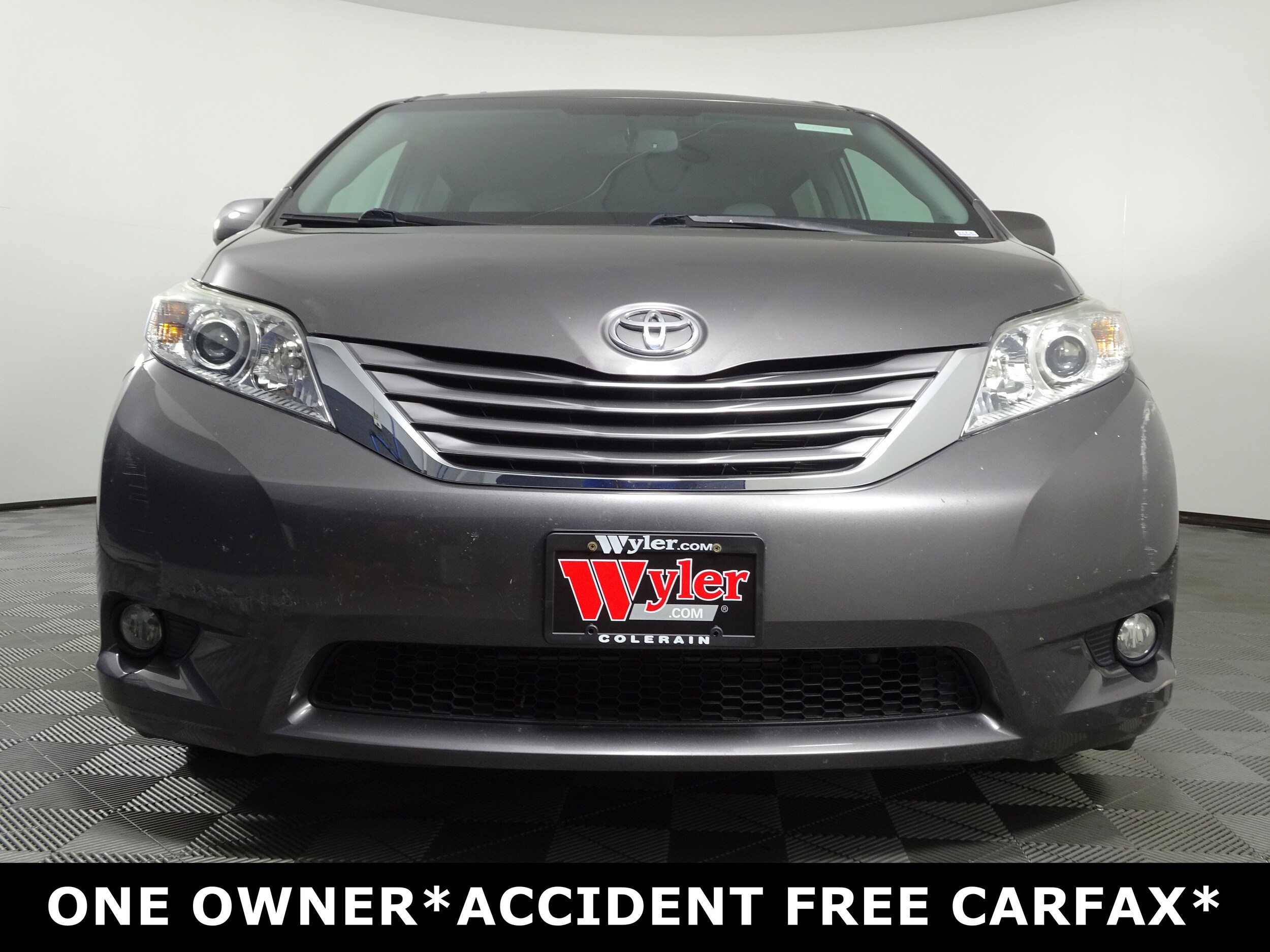 2015 Toyota Sienna XLE photo 2