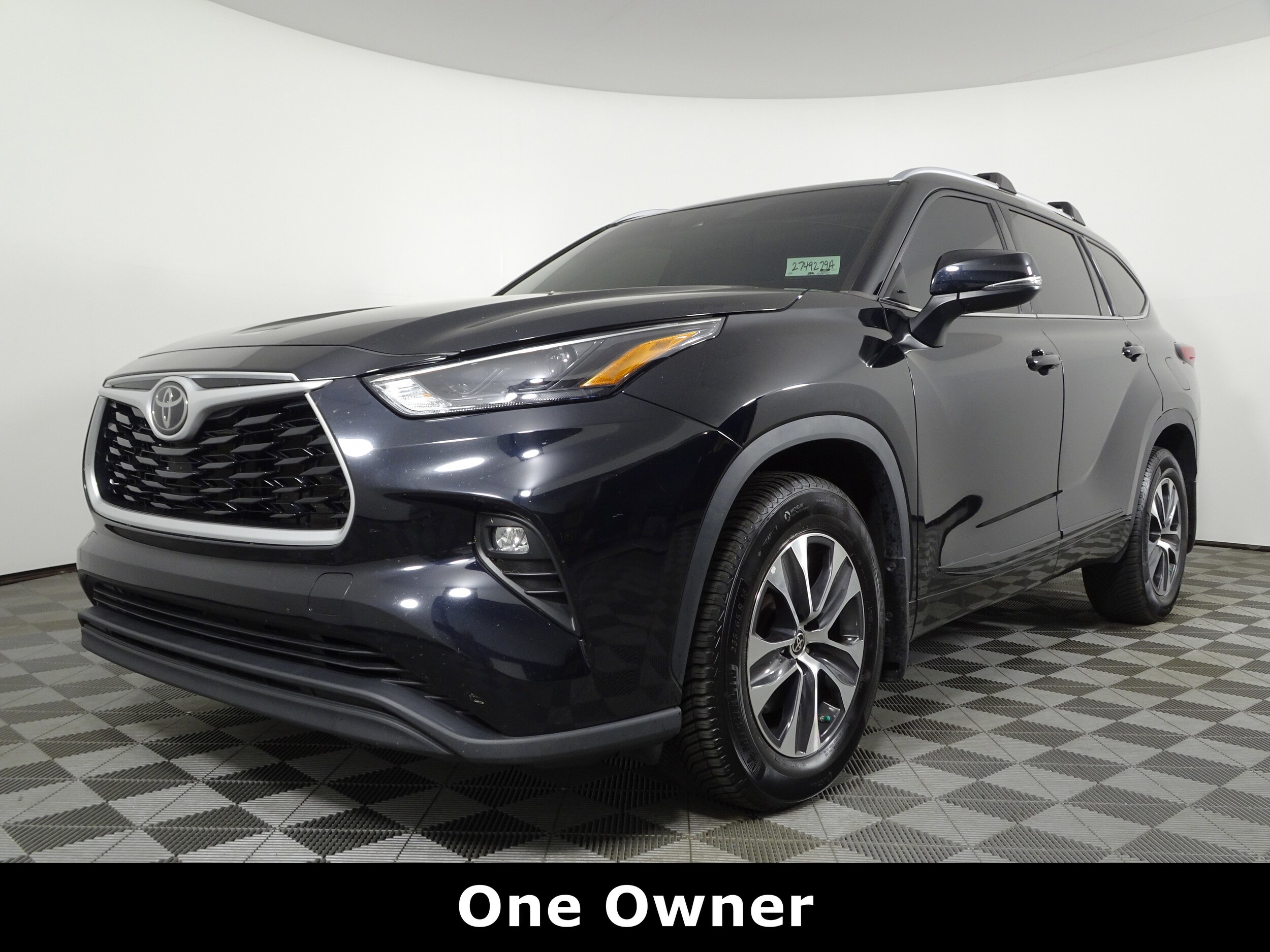 2022 Toyota Highlander XLE photo 2