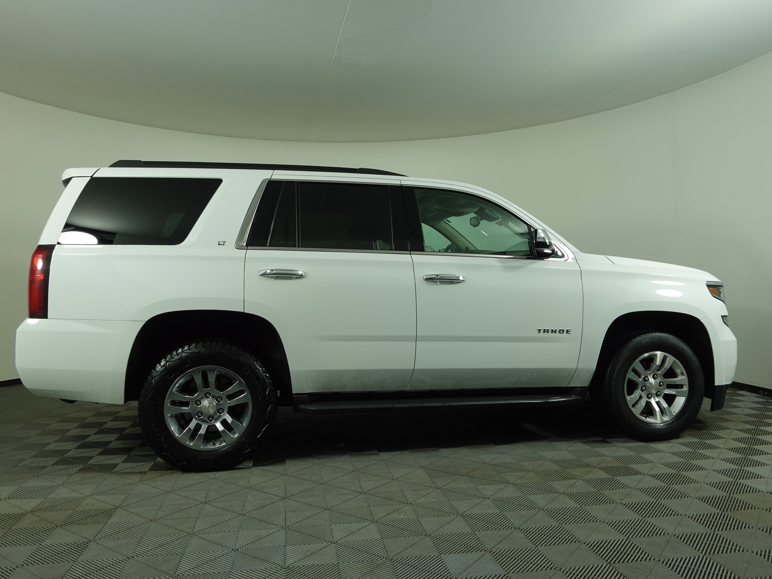 2018 Chevrolet Tahoe LT photo 2