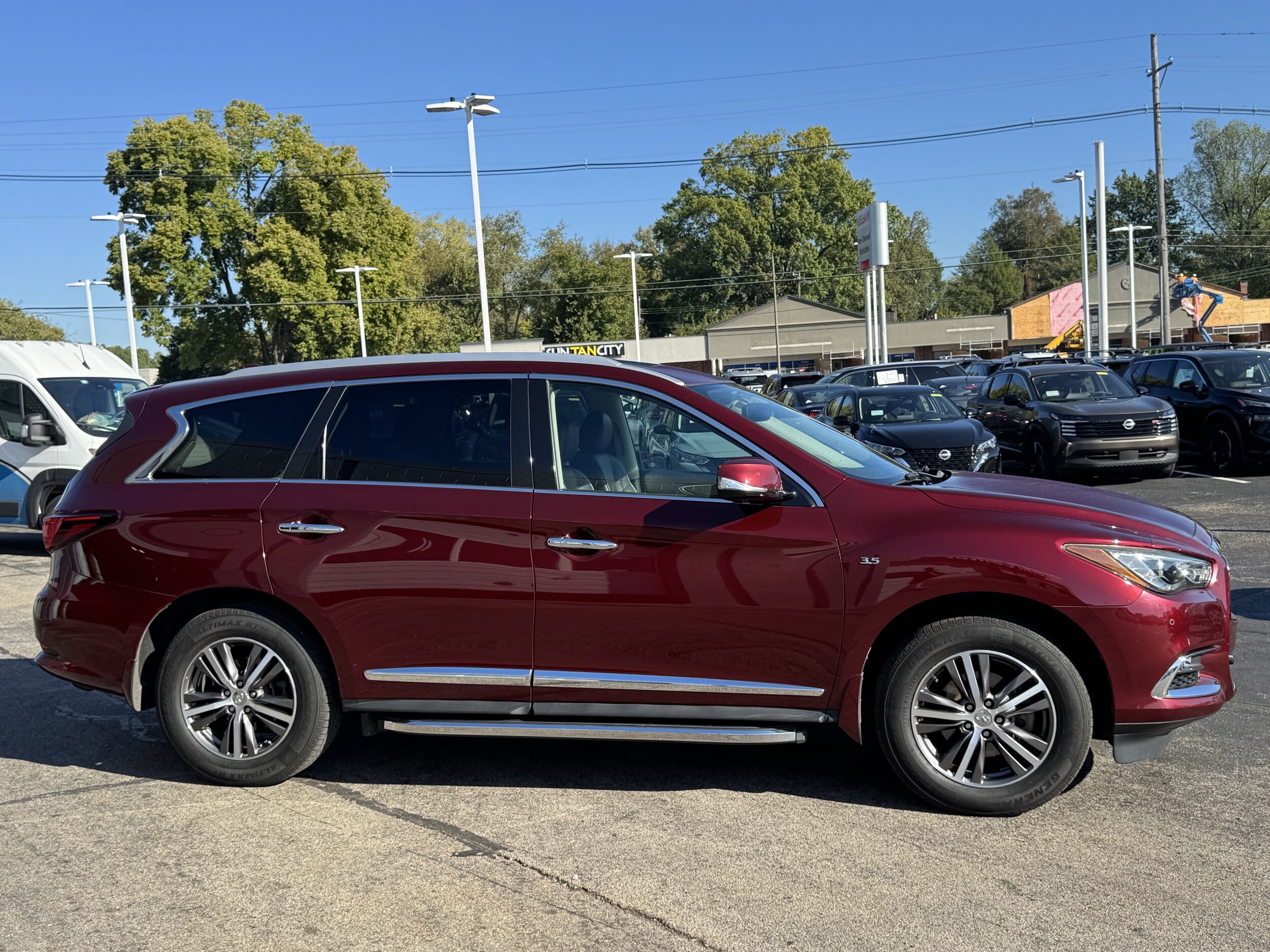 2019 Infiniti QX60 Luxe AWD photo 2