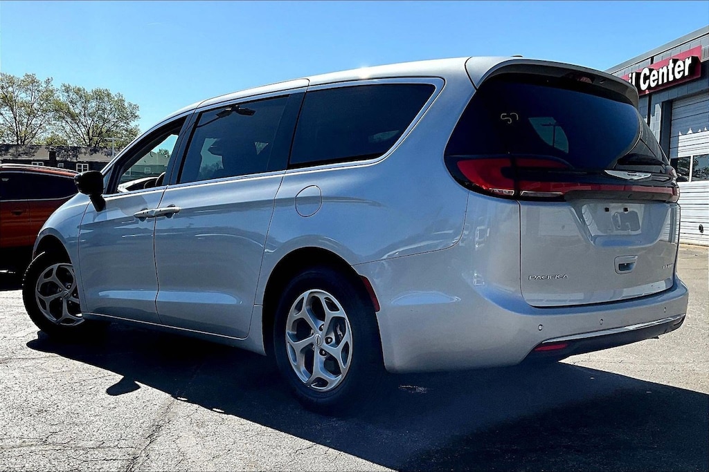 Used 2024 Chrysler Pacifica Limited FWD Van Passenger Van