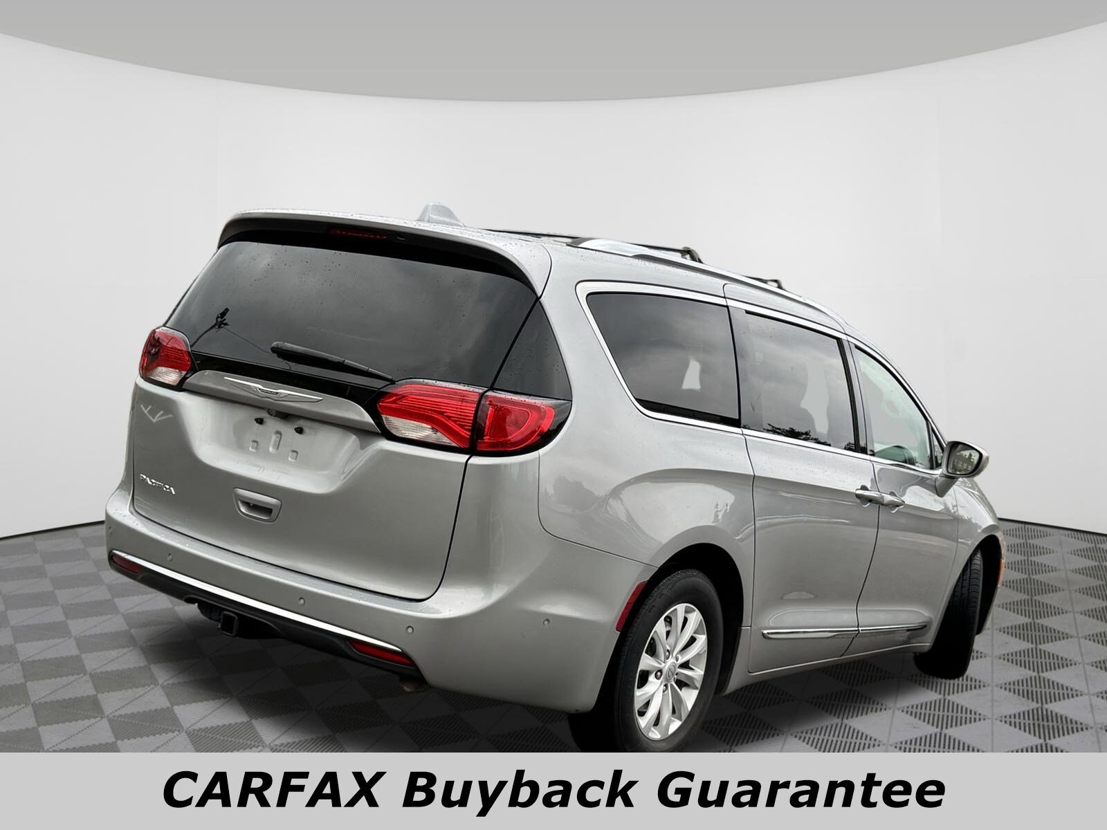 2018 Chrysler Pacifica Touring Plus photo 3