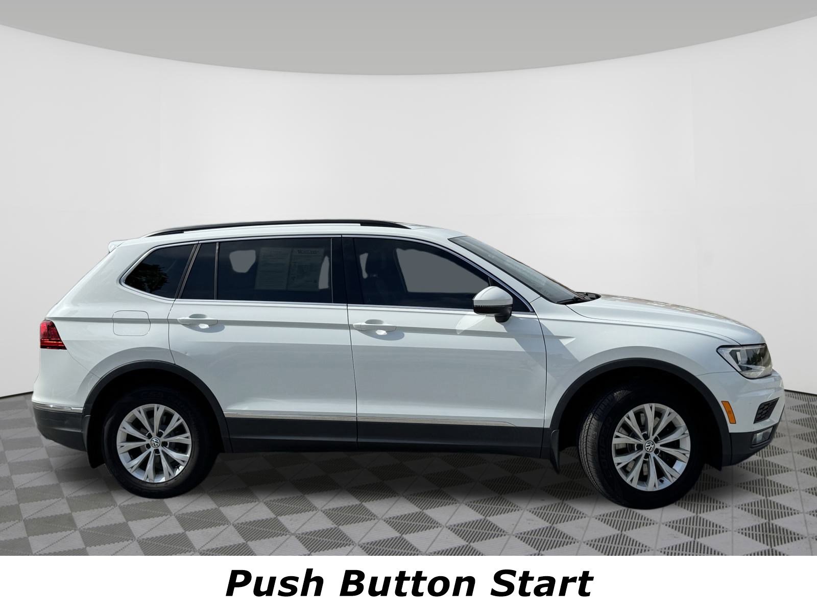 Used 2018 Volkswagen Tiguan SE with VIN 3VV3B7AX2JM001162 for sale in Saint Matthews, KY