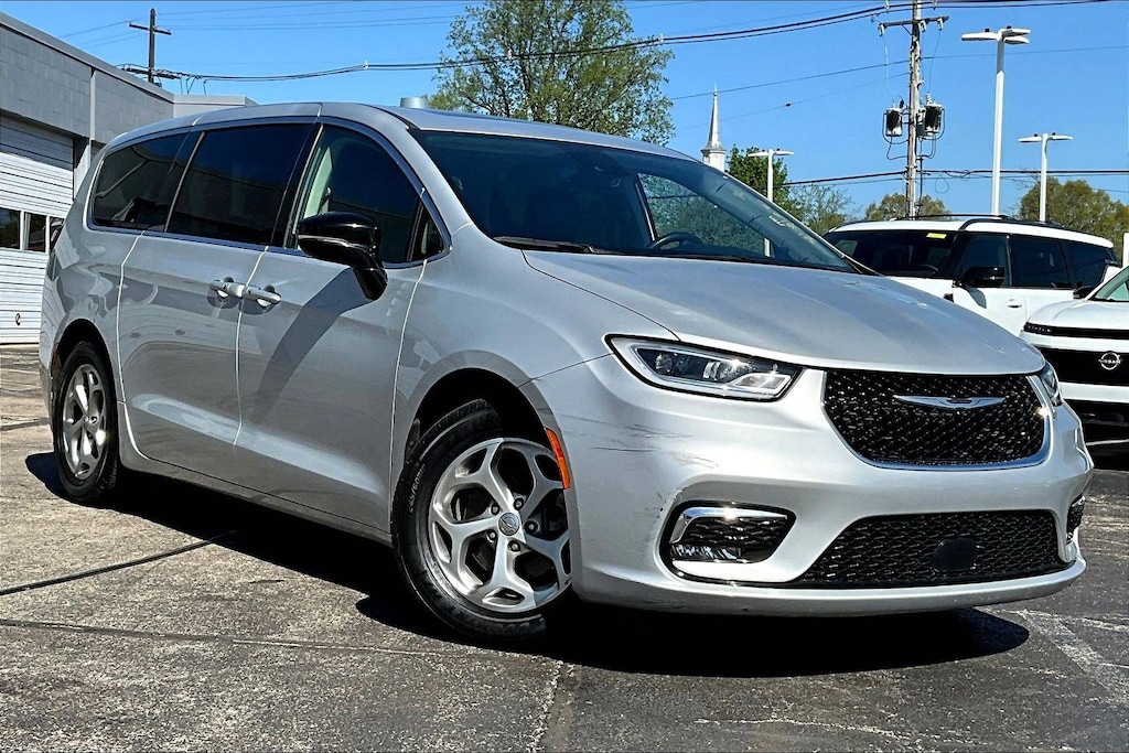 Used 2024 Chrysler Pacifica Limited FWD Van Passenger Van