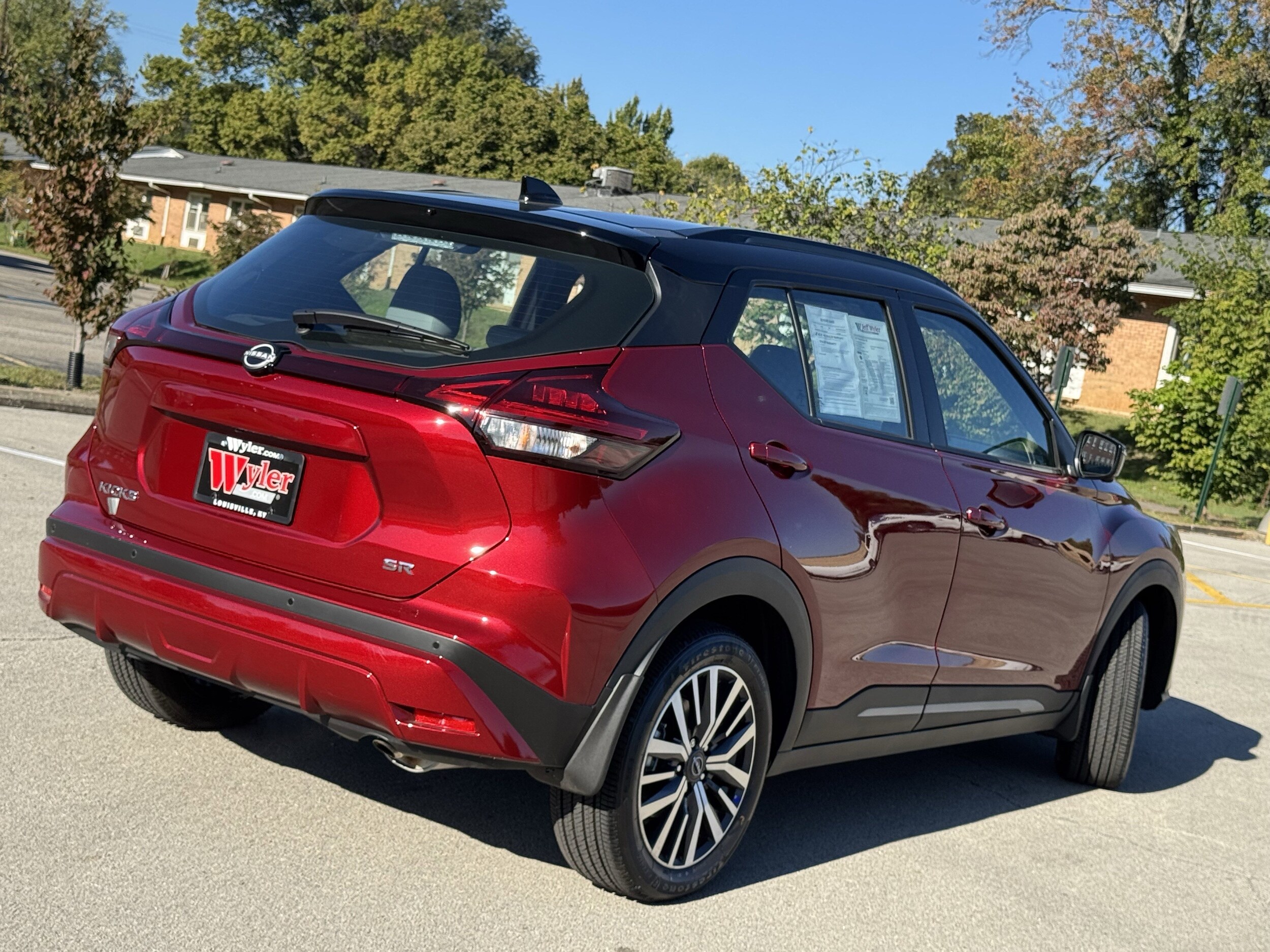 2023 Nissan Kicks SR photo 3