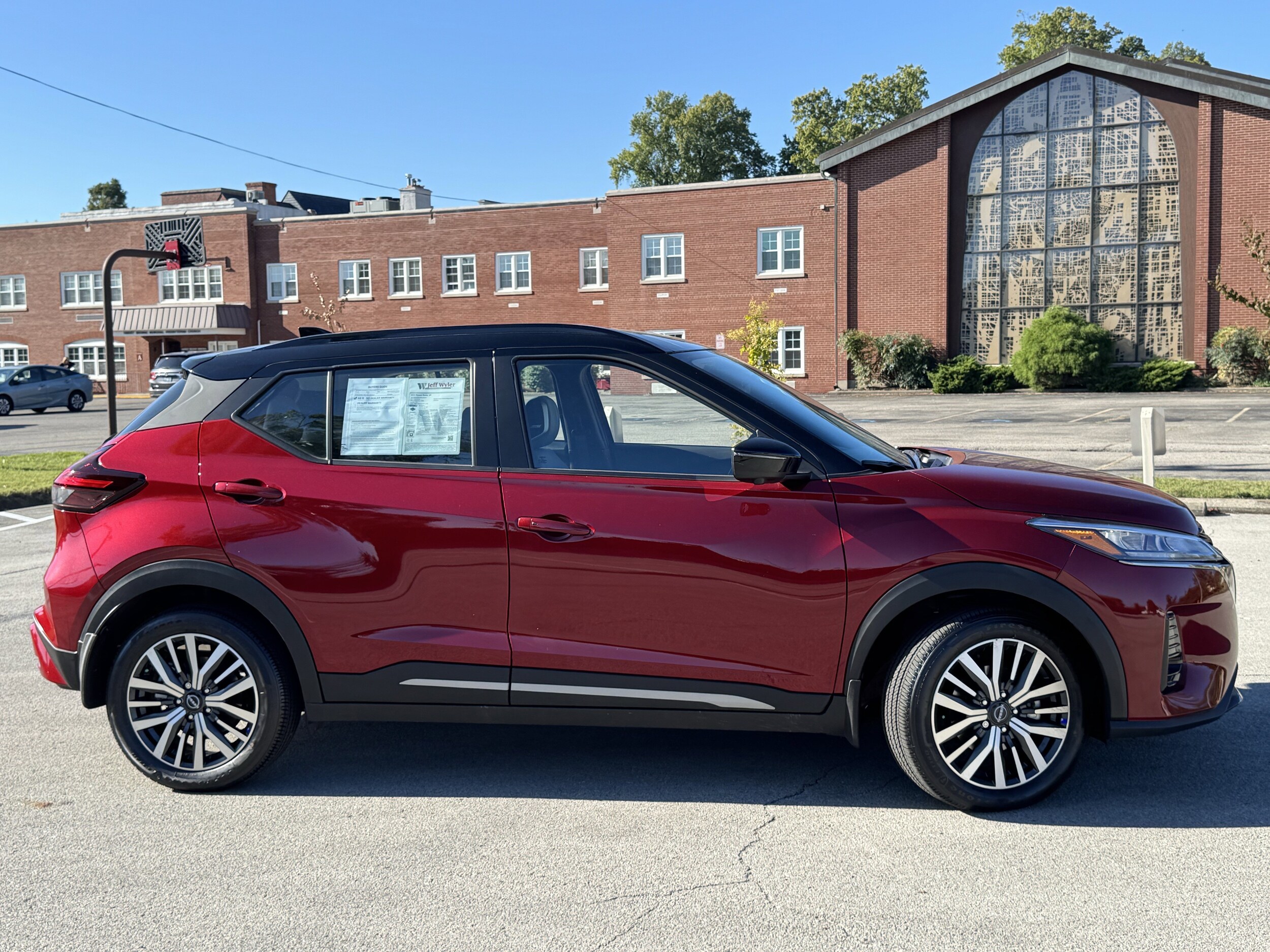 2023 Nissan Kicks SR photo 2