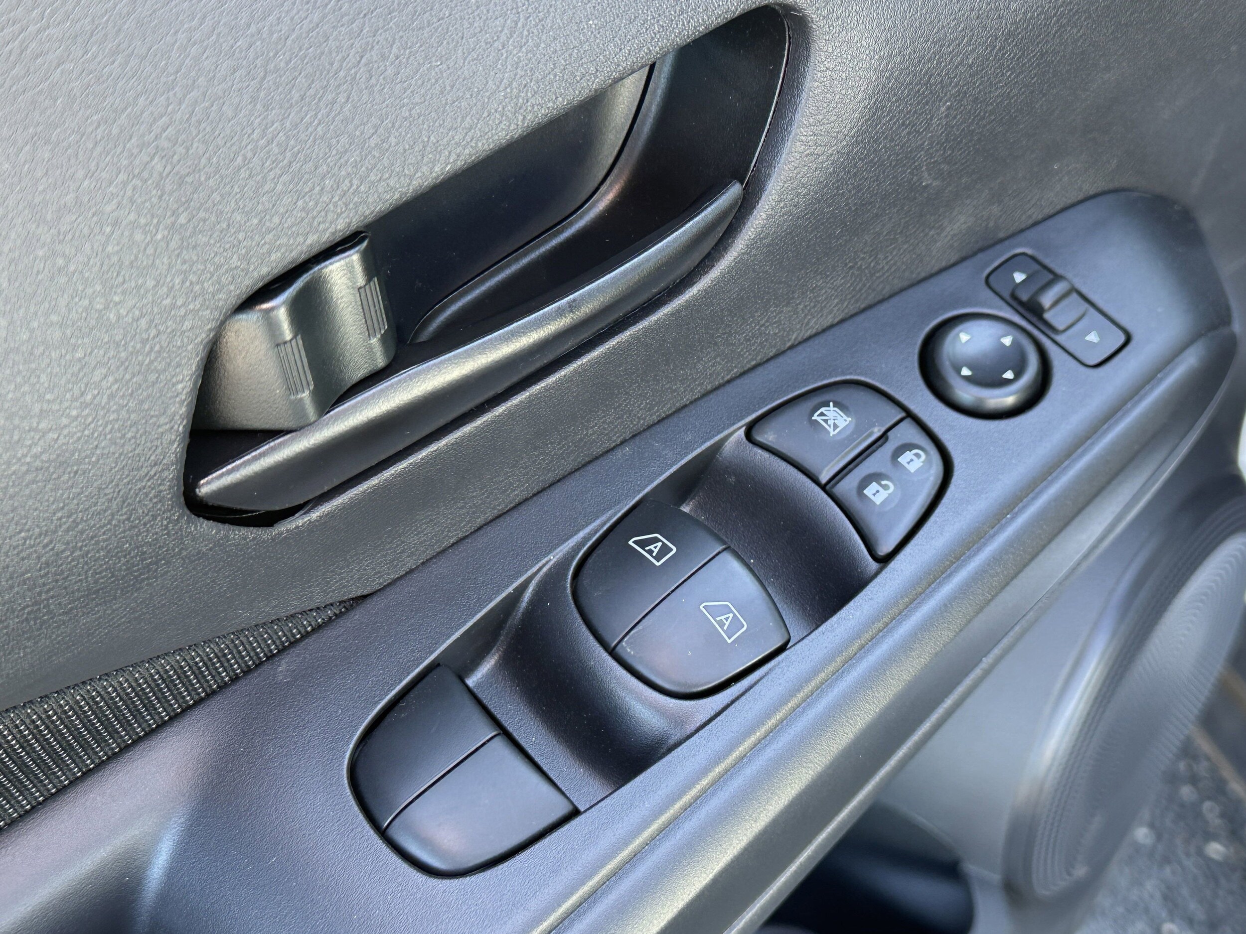 2025 Nissan Kicks Play S photo 3
