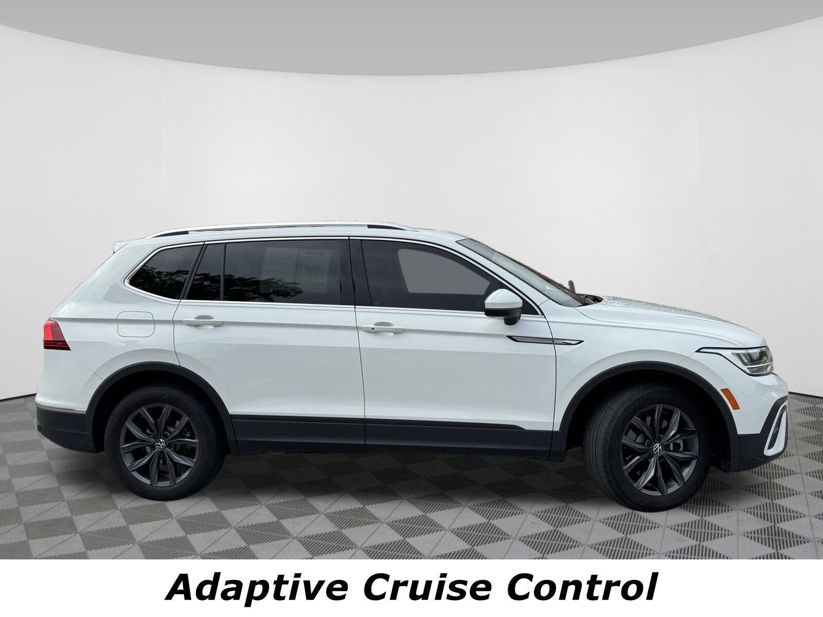 2022 Volkswagen Tiguan SE photo 2