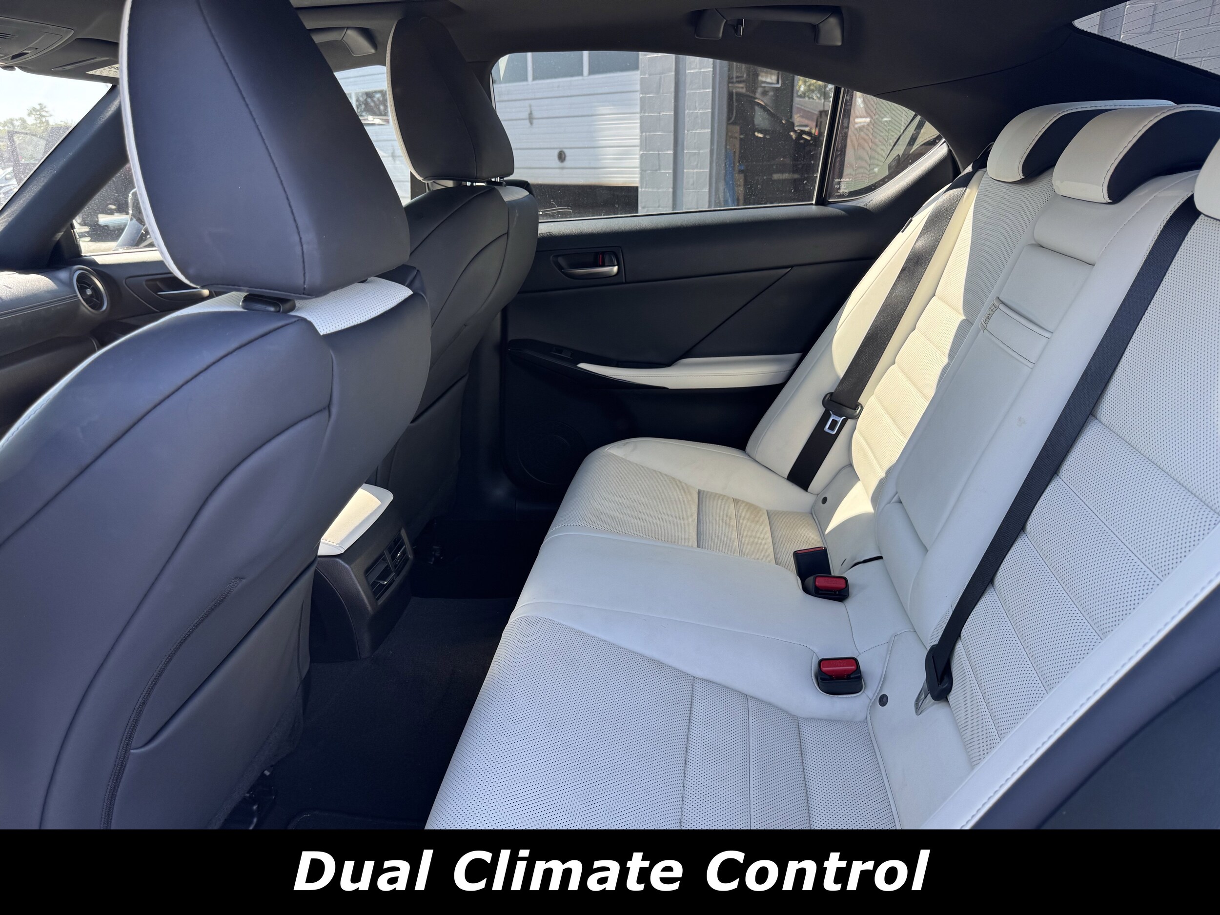 2022 Lexus IS 350 F SPORT photo 4