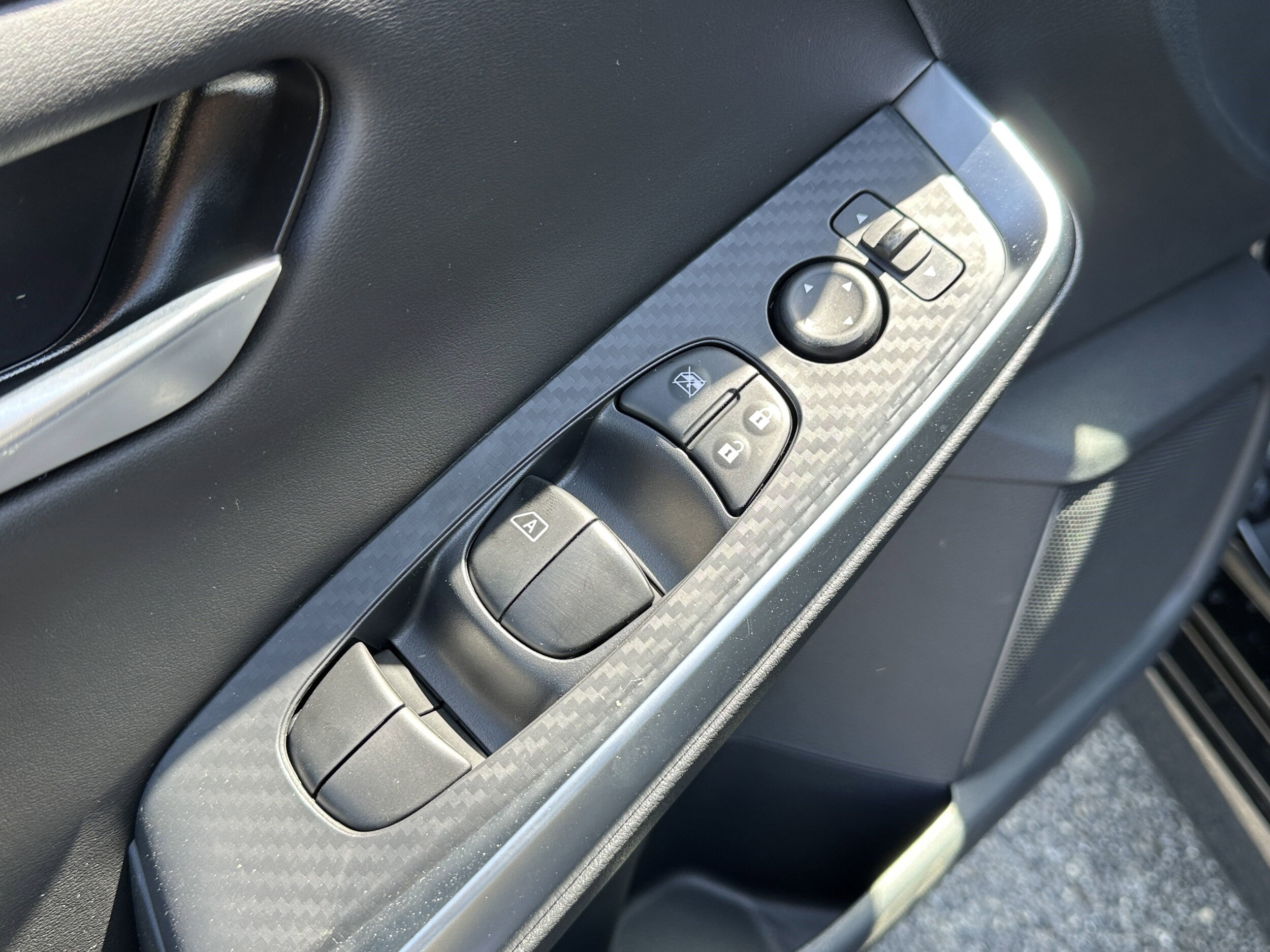 2025 Nissan Sentra SR photo 3