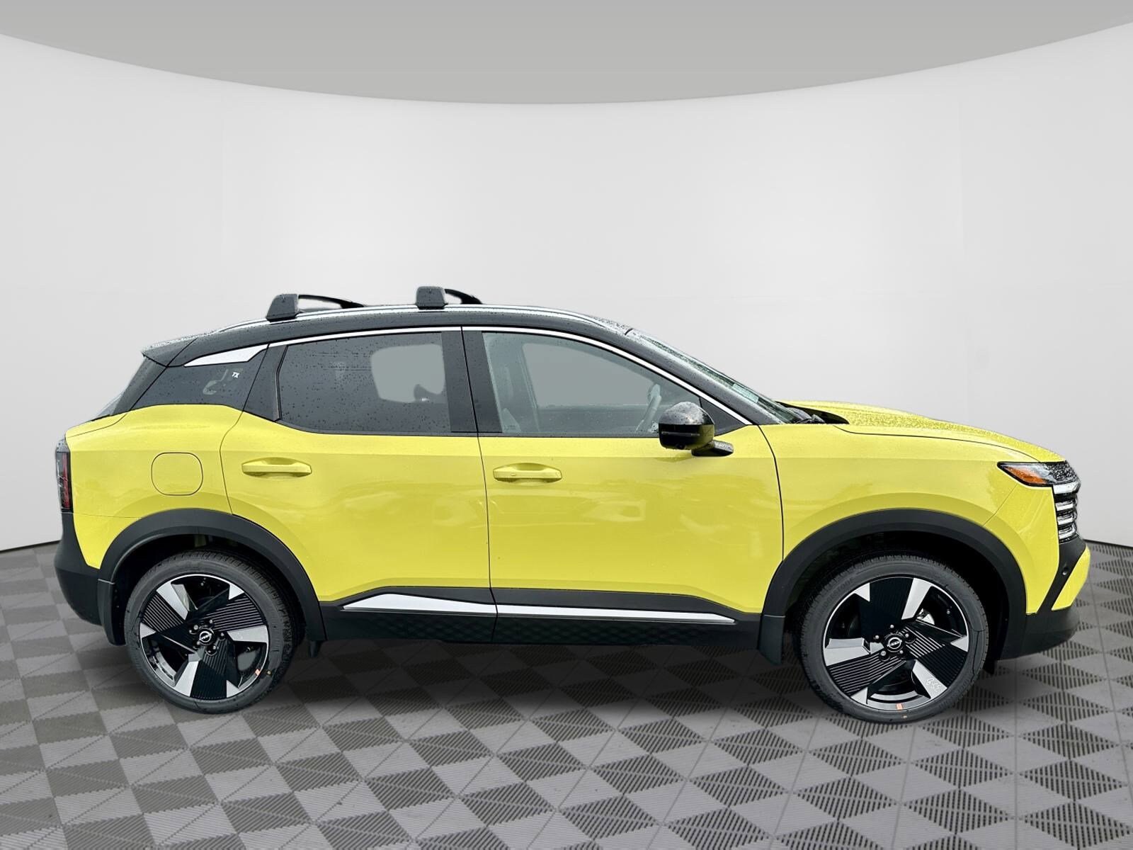 2026 Nissan Kicks SR photo 2