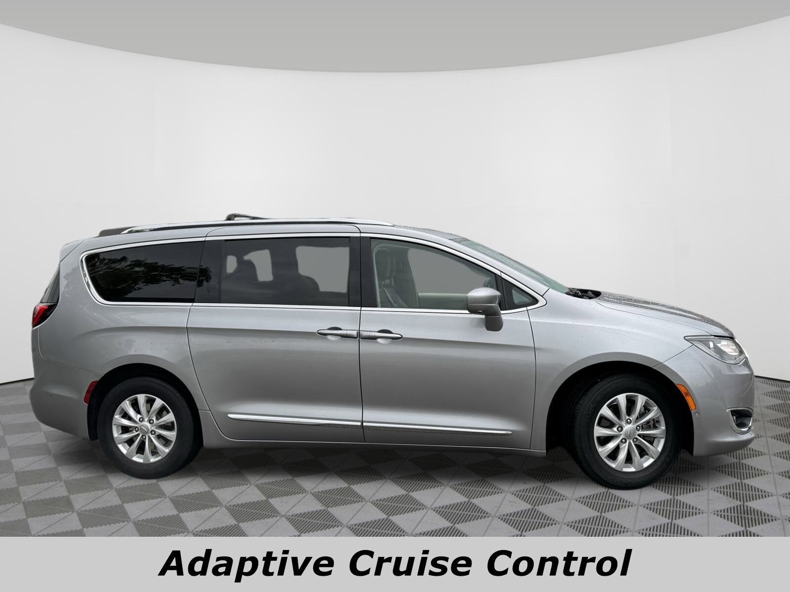 2018 Chrysler Pacifica Touring Plus photo 2