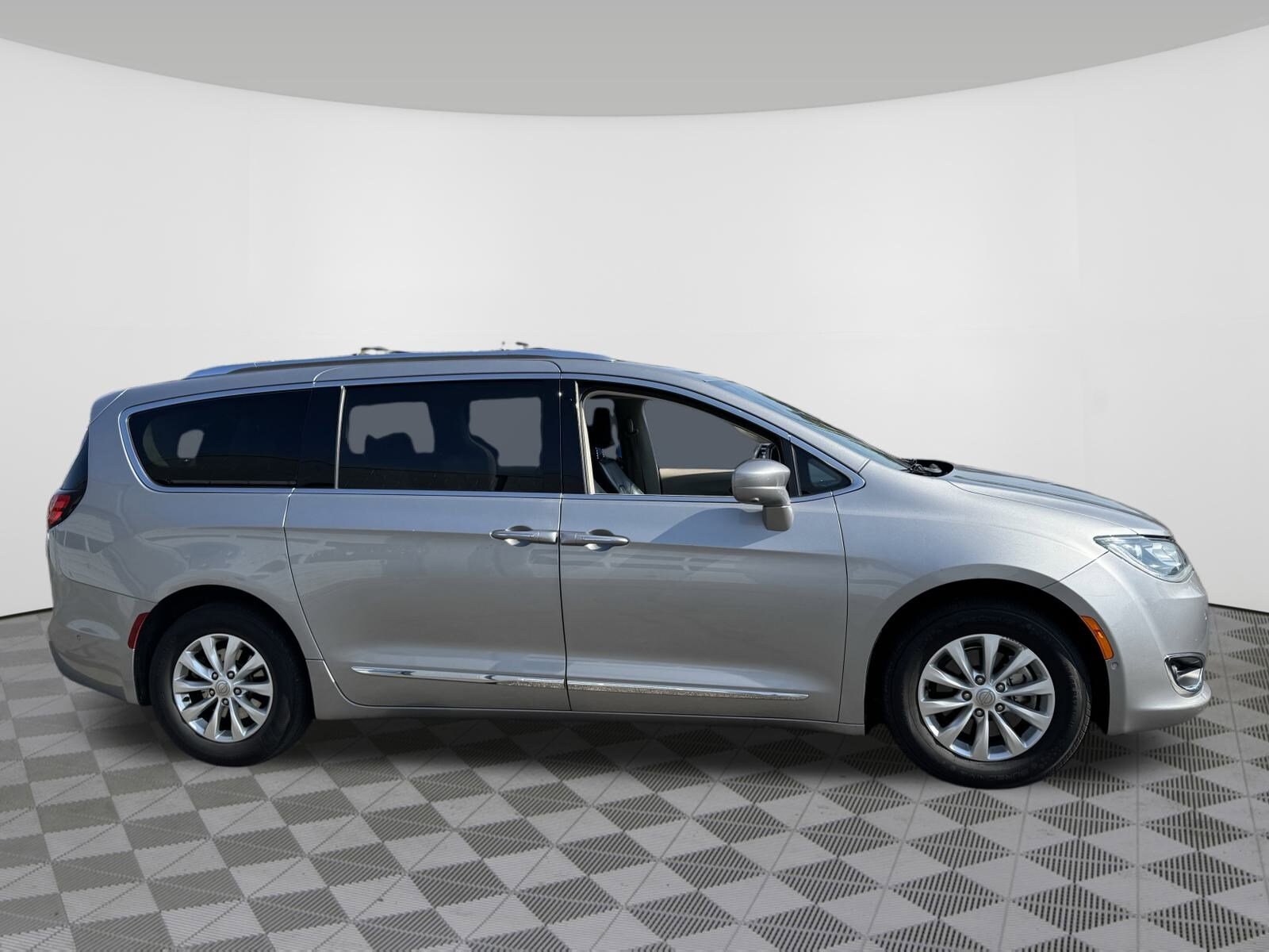 2018 Chrysler Pacifica Touring Plus photo 2