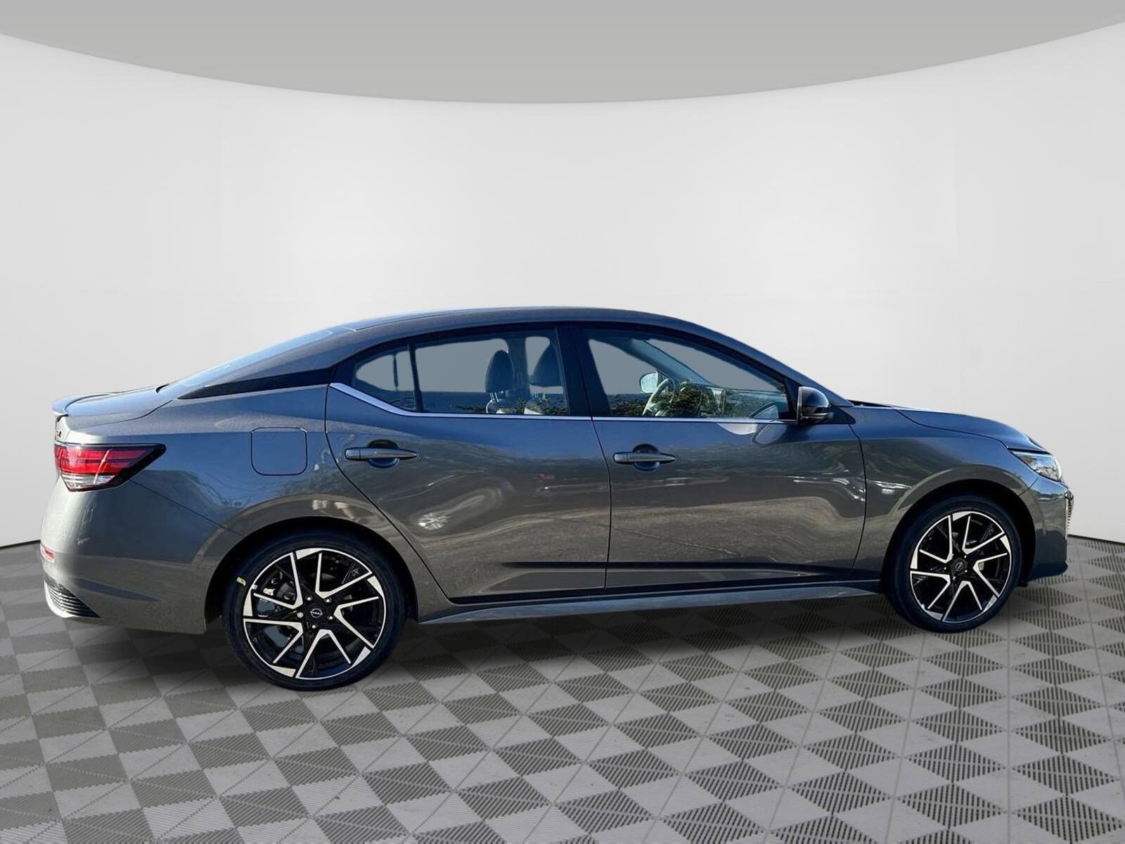 2025 Nissan Sentra SR photo 2