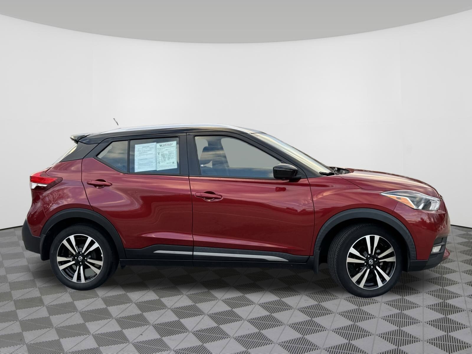 2020 Nissan Kicks SR photo 2