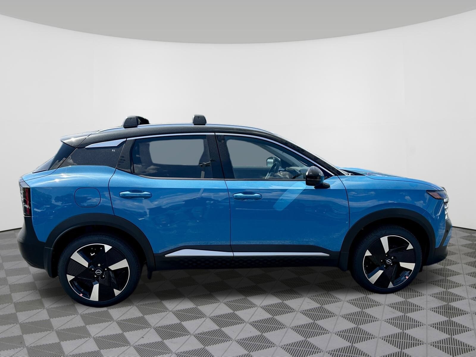 2026 Nissan Kicks SR photo 2