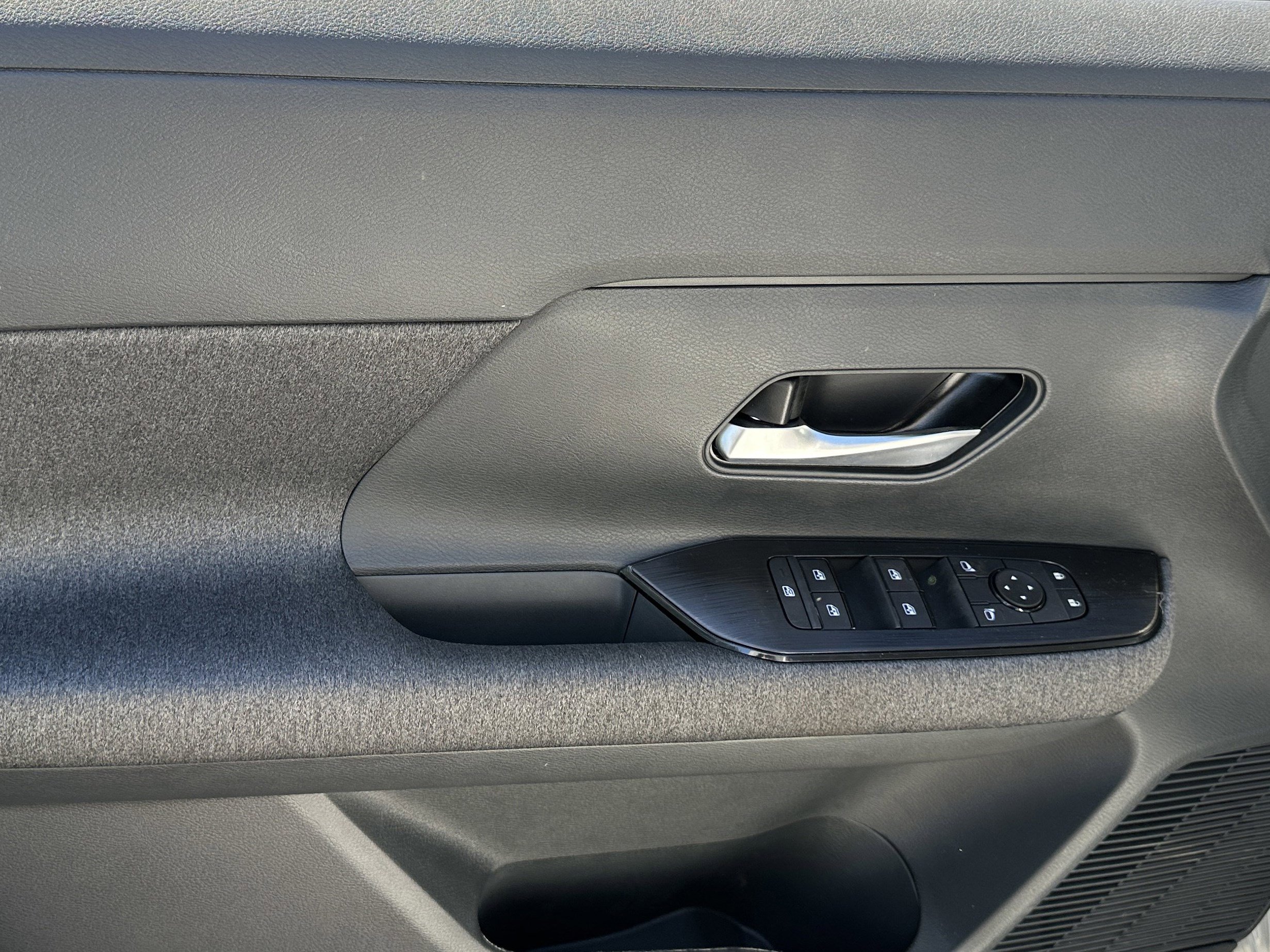 2026 Nissan Kicks SV photo 2