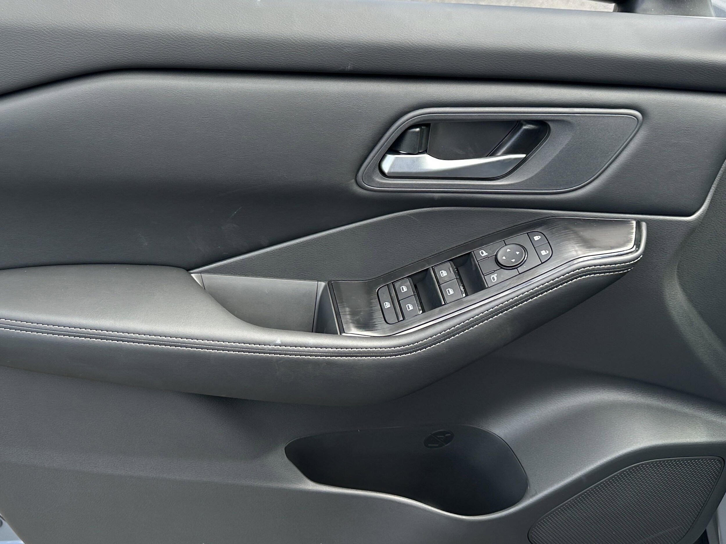 2026 Nissan Rogue SV photo 2