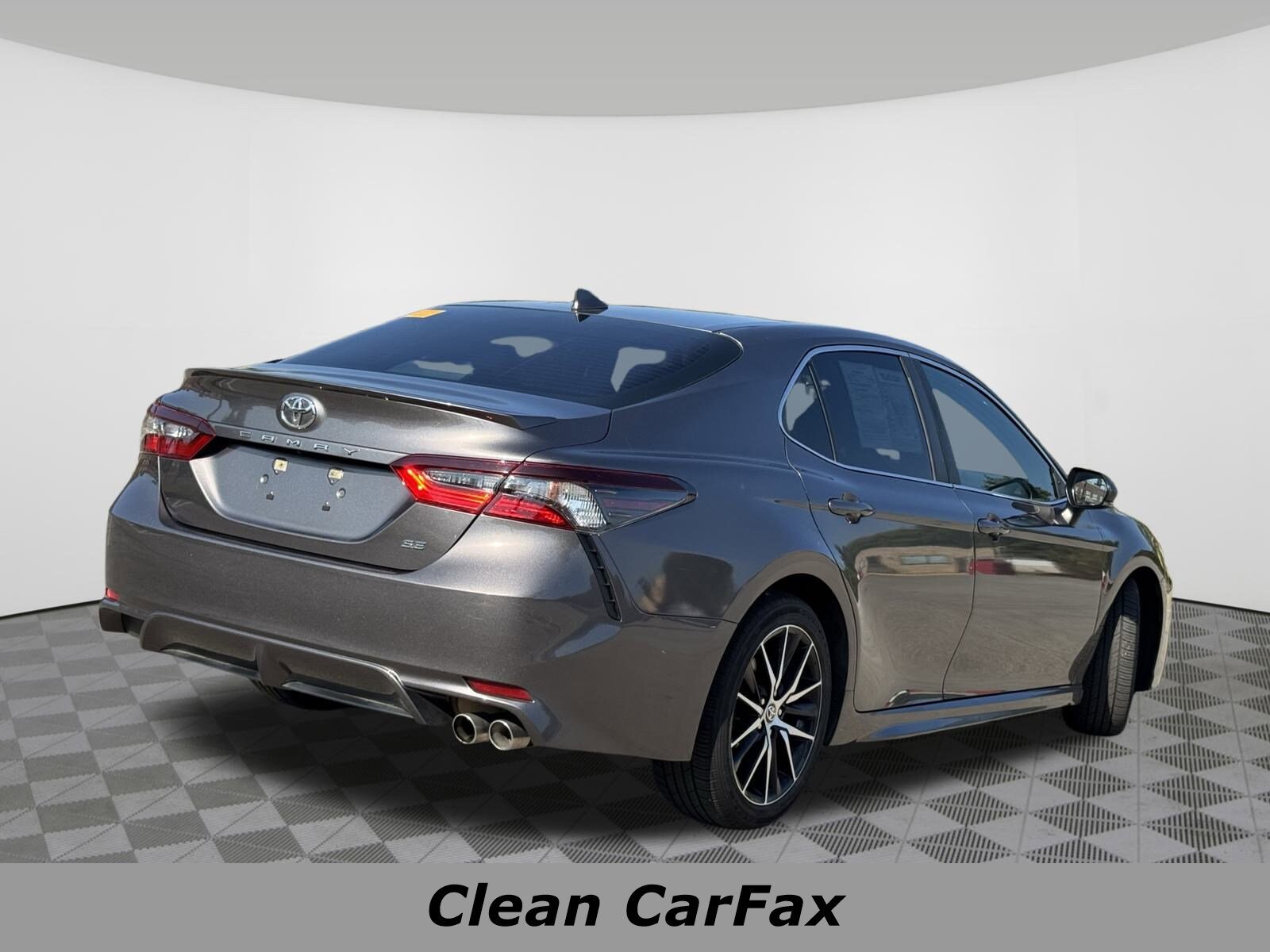 2022 Toyota Camry SE photo 3