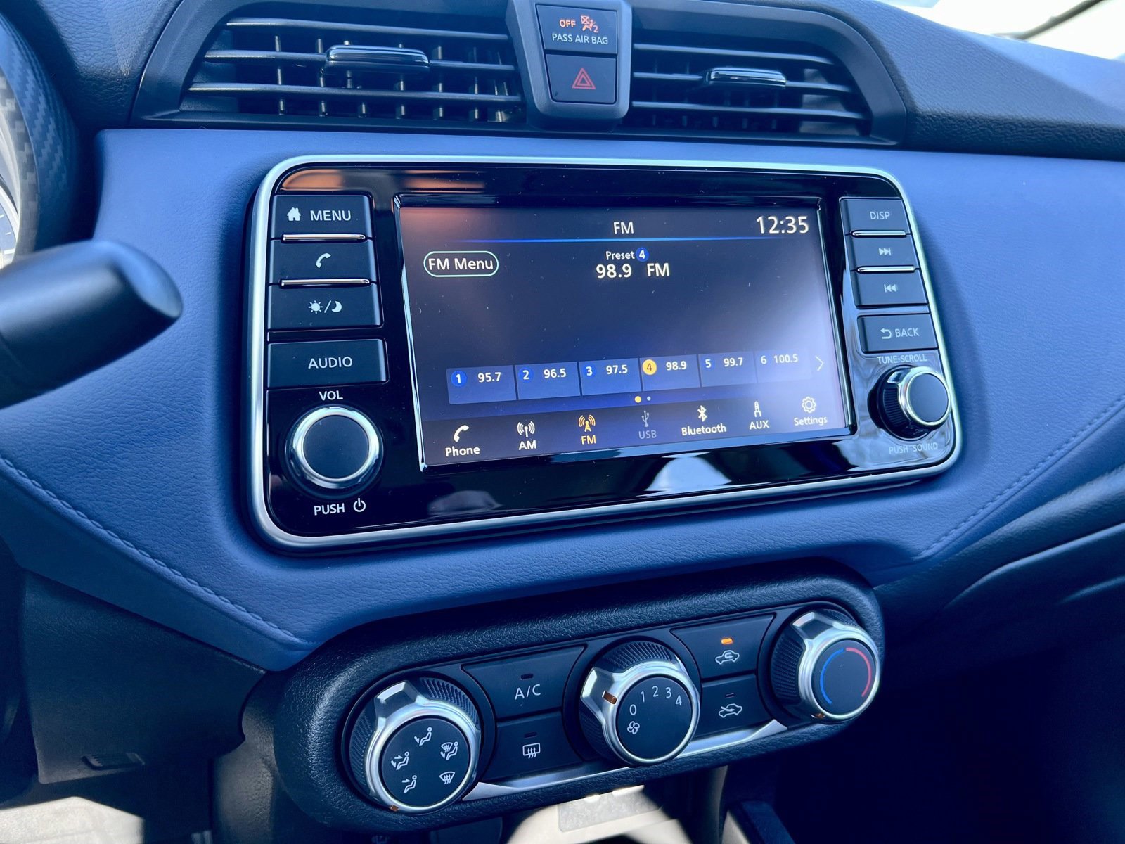 2025 Nissan Versa SV photo 4