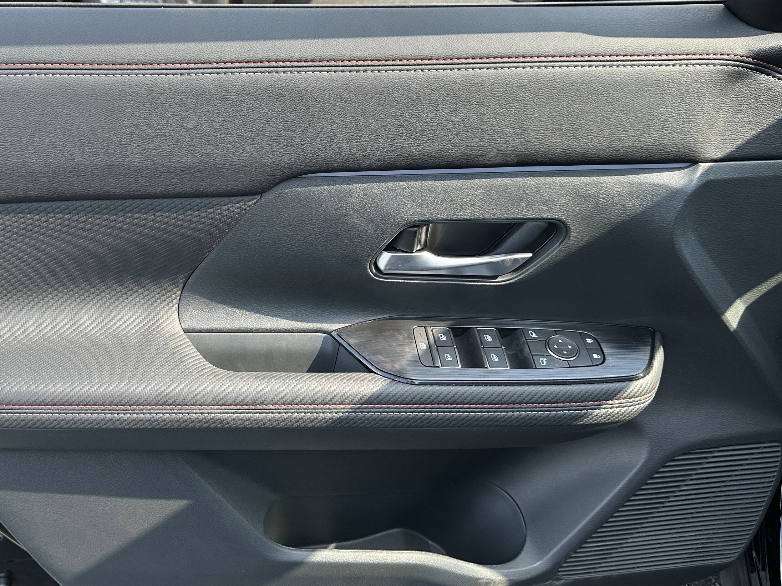 2026 Nissan Kicks SR photo 2