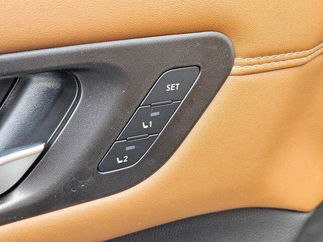2025 Nissan Pathfinder Platinum photo 2