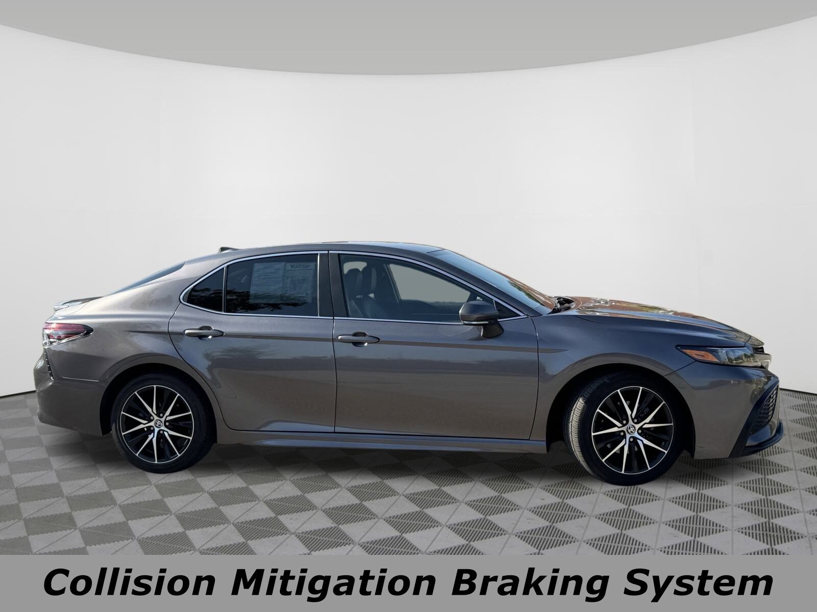 2022 Toyota Camry SE photo 2