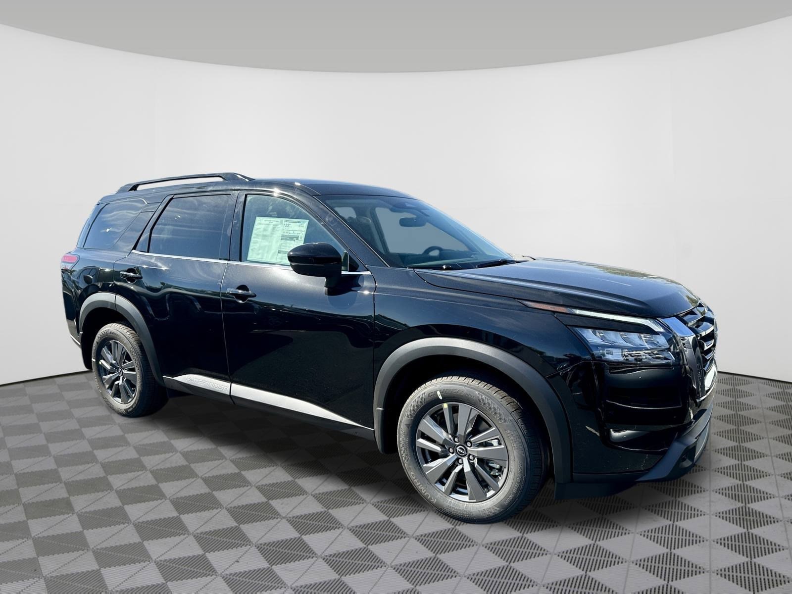 2025 Nissan Pathfinder SV's photo