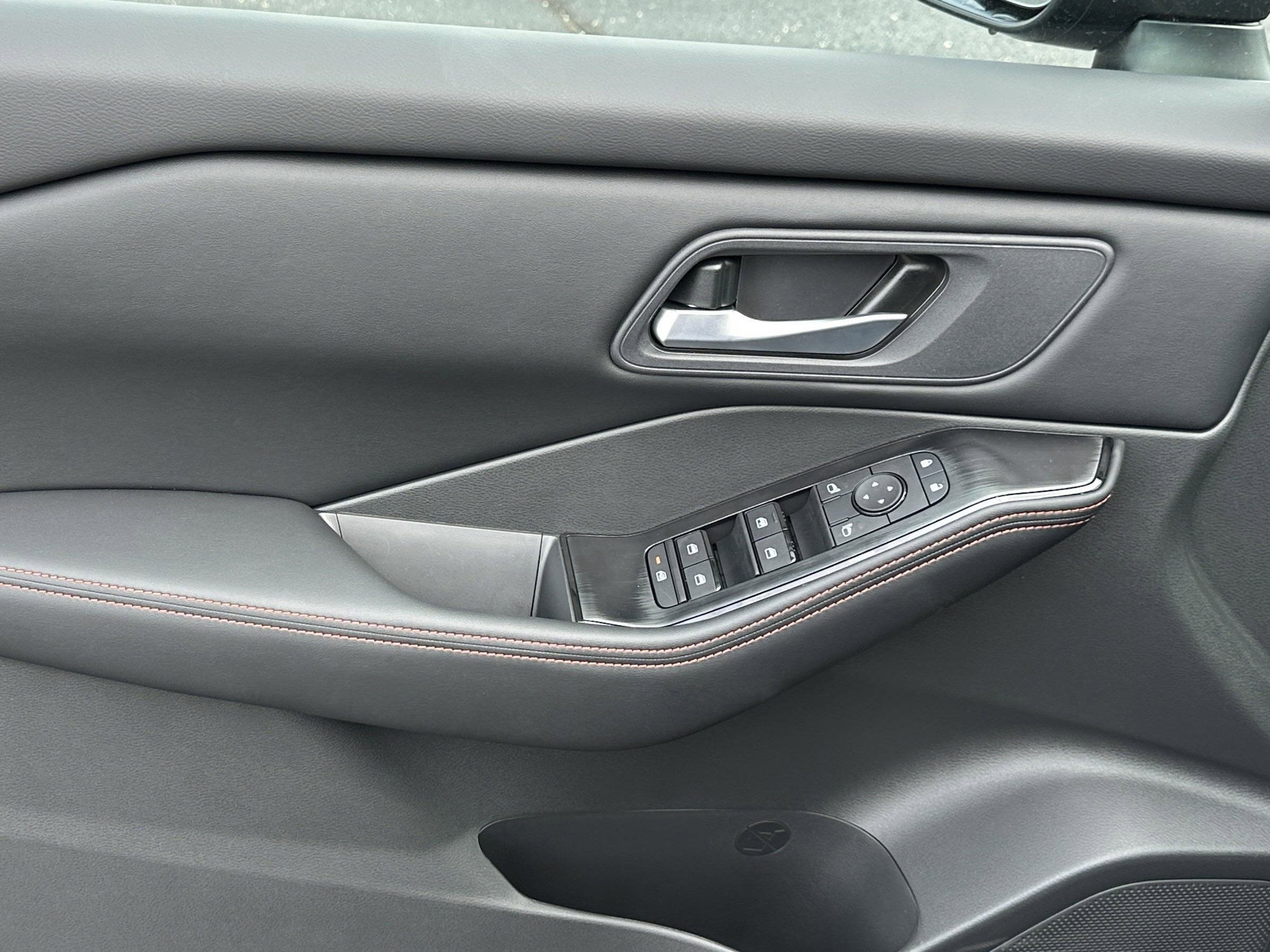 2026 Nissan Rogue SV photo 2