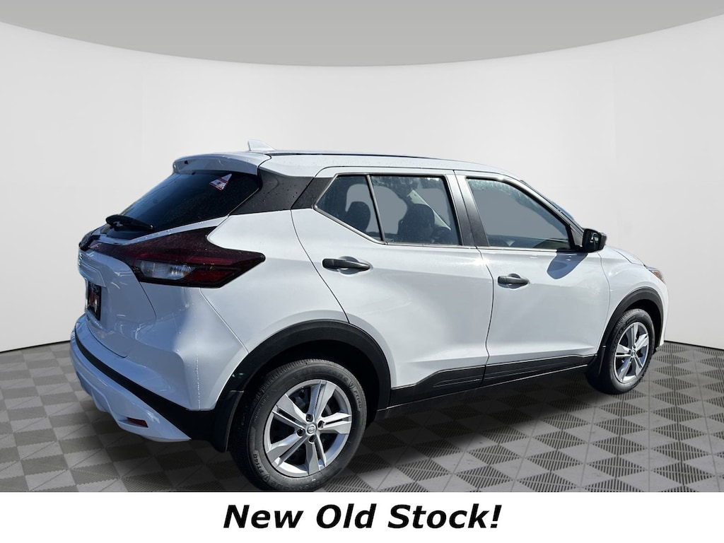 Used 2025 Nissan Kicks Play S FWD SUV