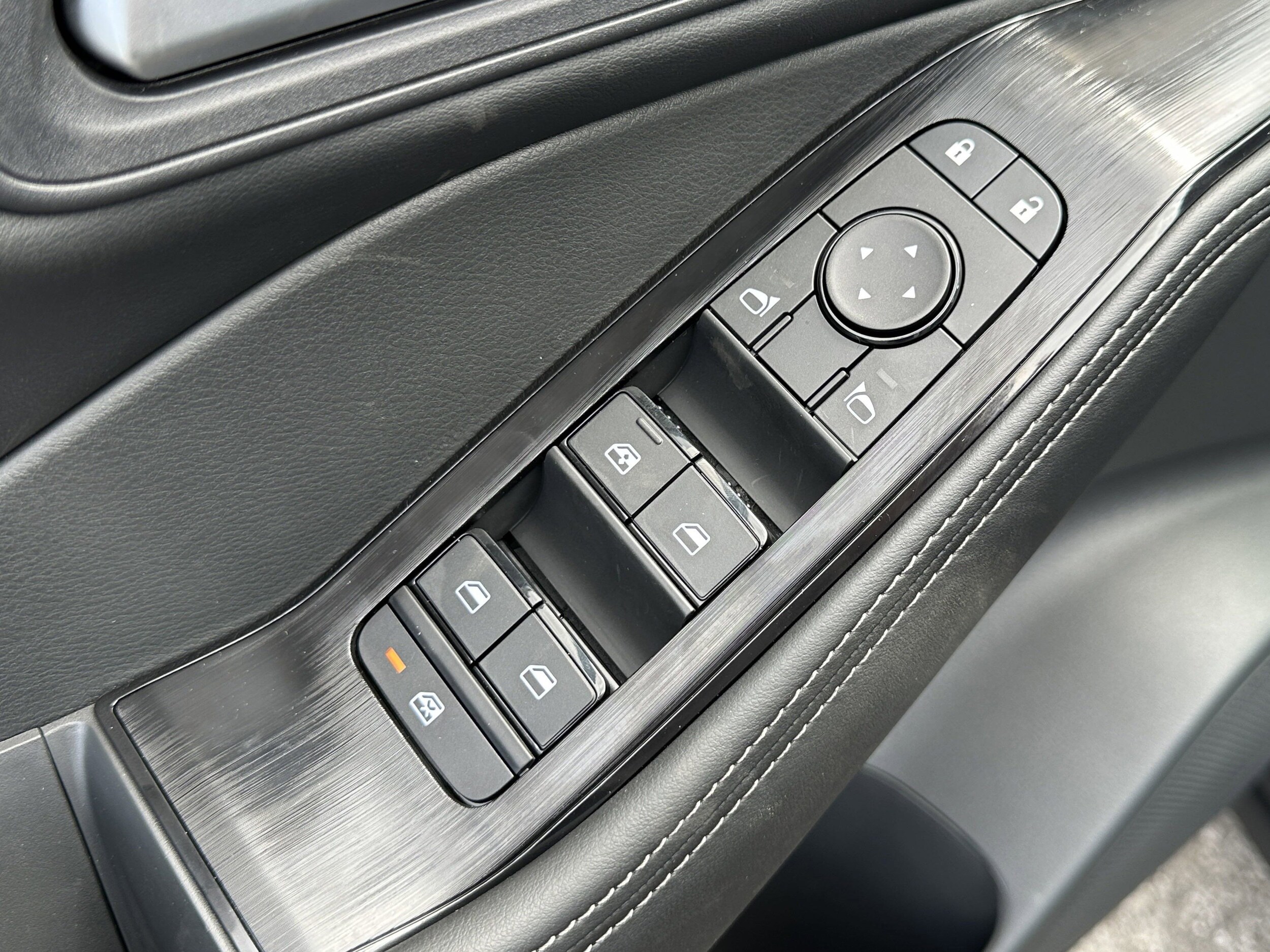 2026 Nissan Rogue SV photo 3