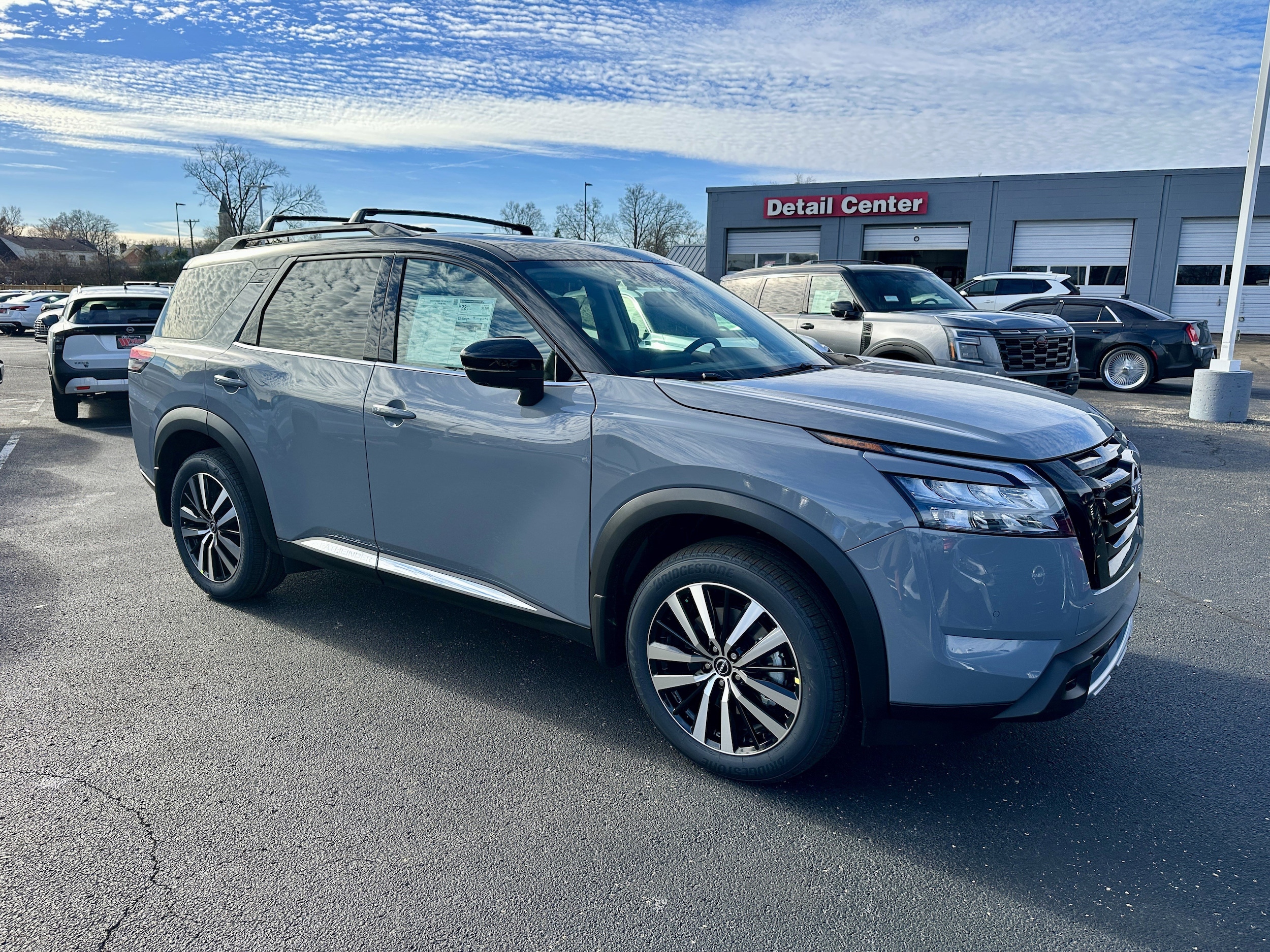 2025 Nissan Pathfinder Platinum's photo