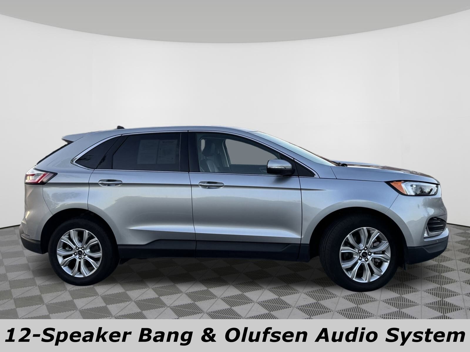 2024 Ford Edge Titanium photo 2