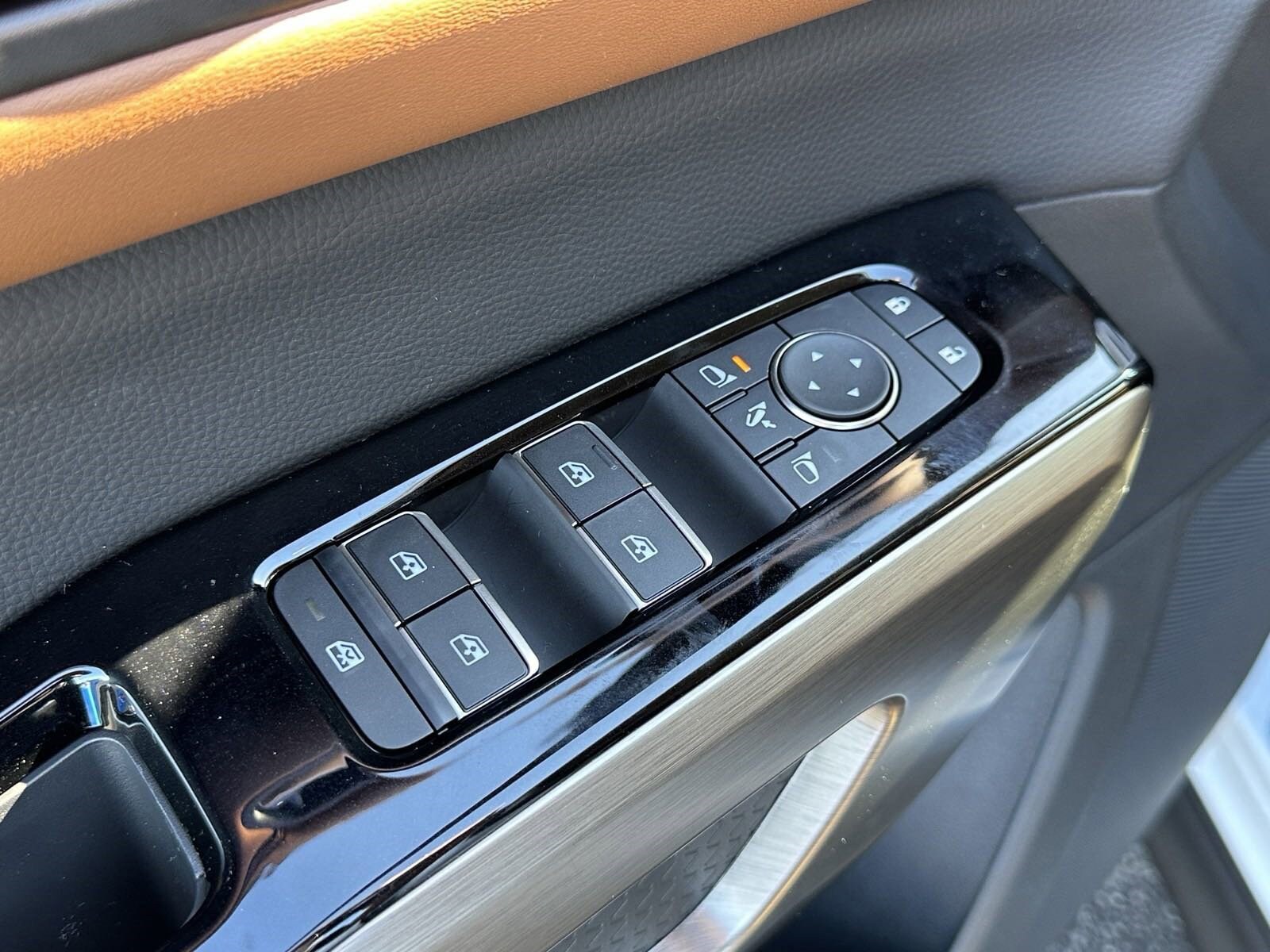 2025 Nissan Pathfinder Platinum photo 3