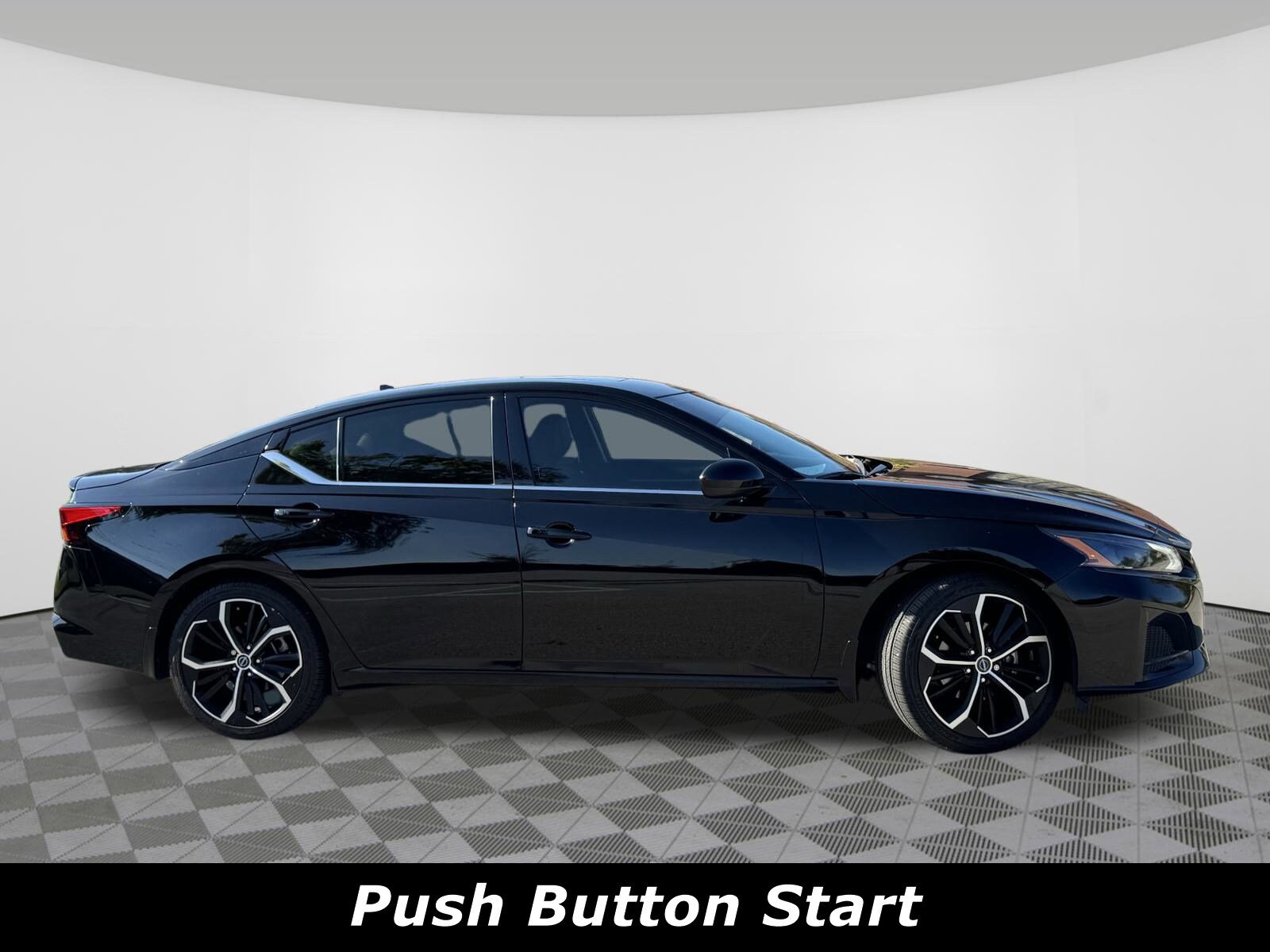 2023 Nissan Altima 2.5 SR photo 2