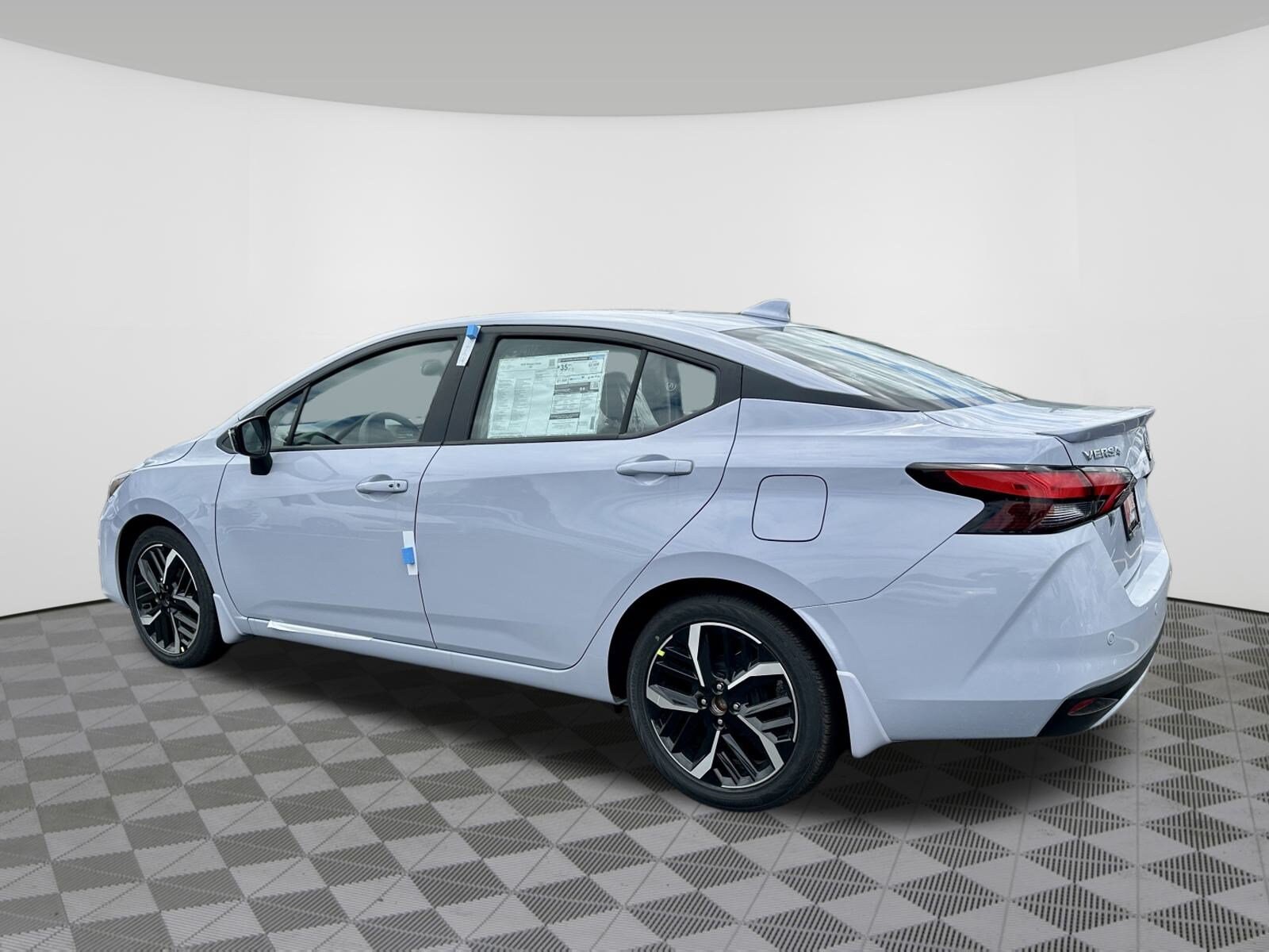 2025 Nissan Versa Sedan SR - Photo 11