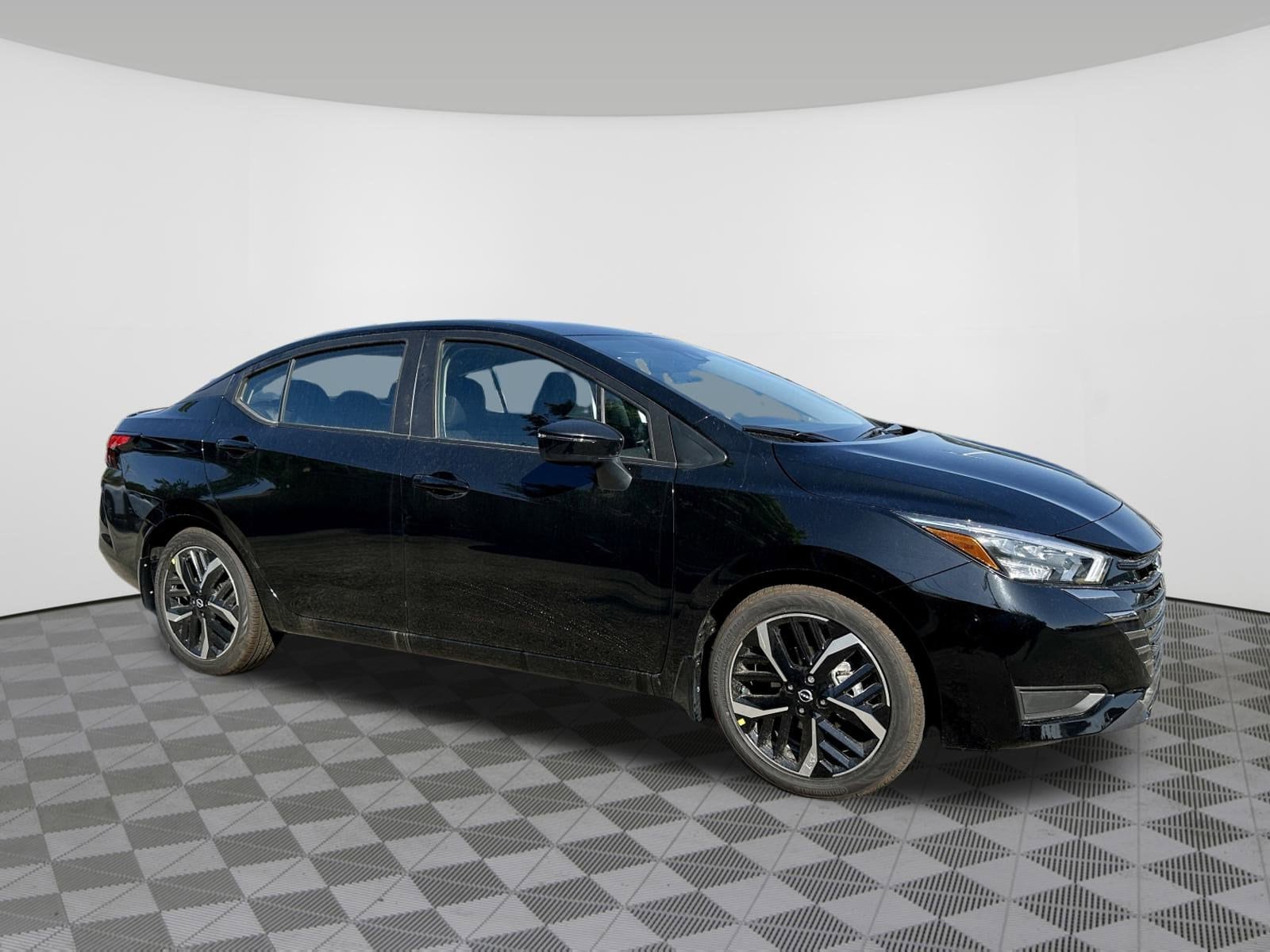 2025 Nissan Versa Sedan SR's photo