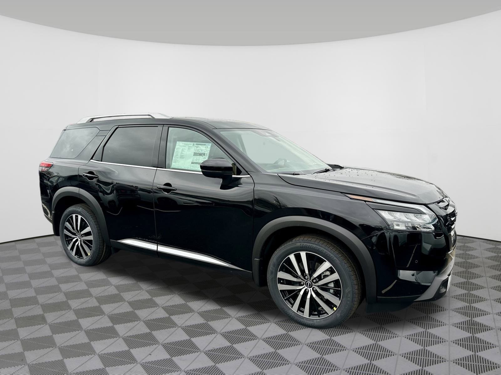 2025 Nissan Pathfinder Platinum's photo