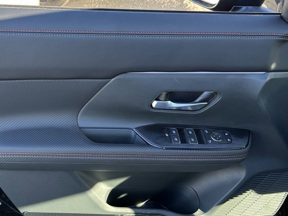 2025 Nissan Kicks SR photo 2