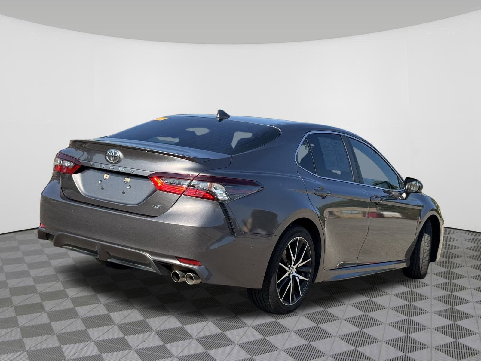 2022 Toyota Camry SE photo 3