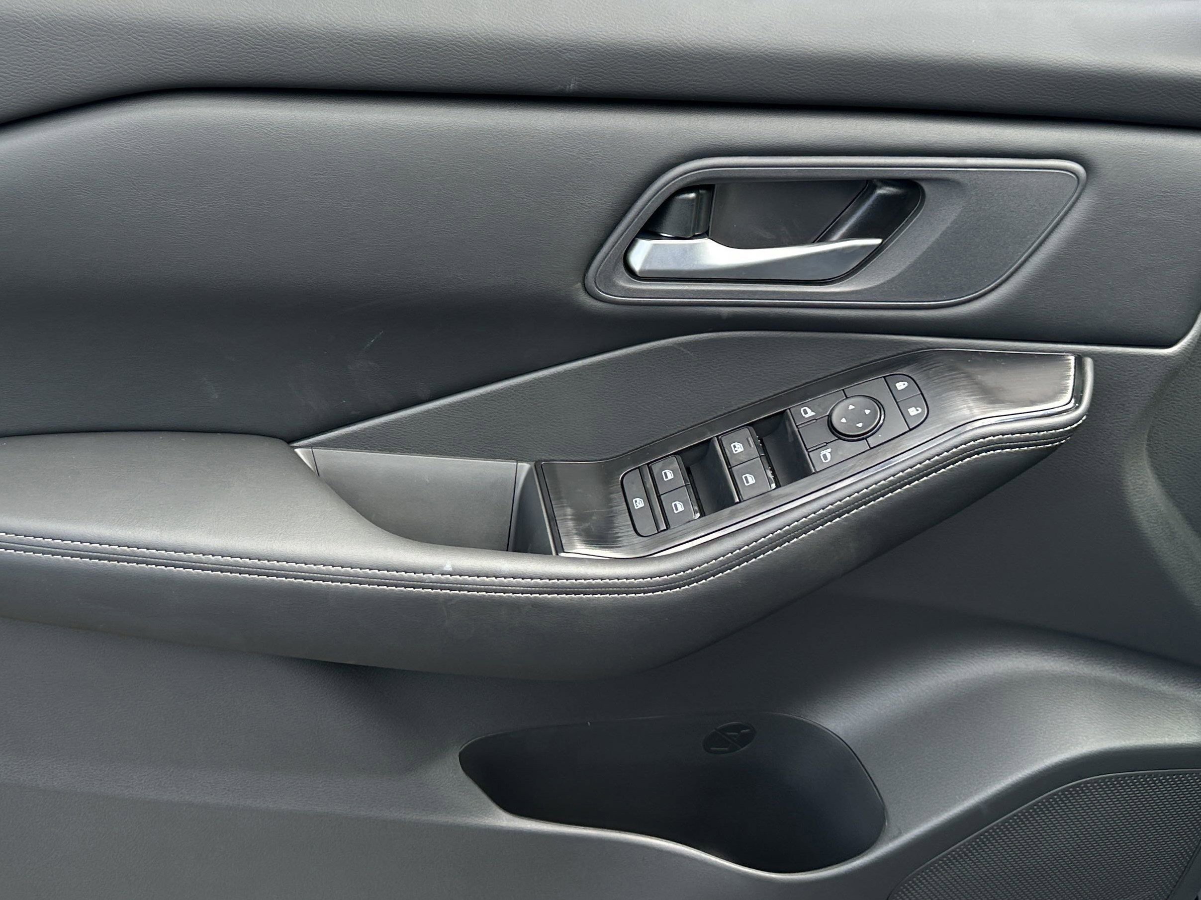 2026 Nissan Rogue SV photo 2