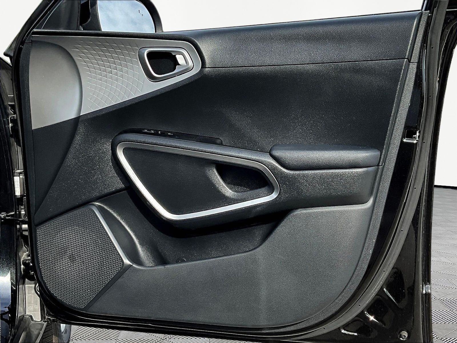 2025 Kia Soul LX - Photo 29