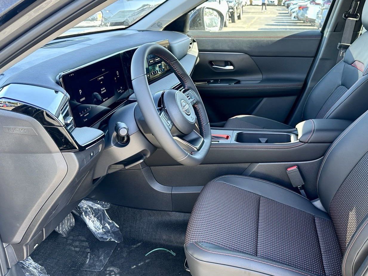 2025 Nissan Kicks SR photo 4
