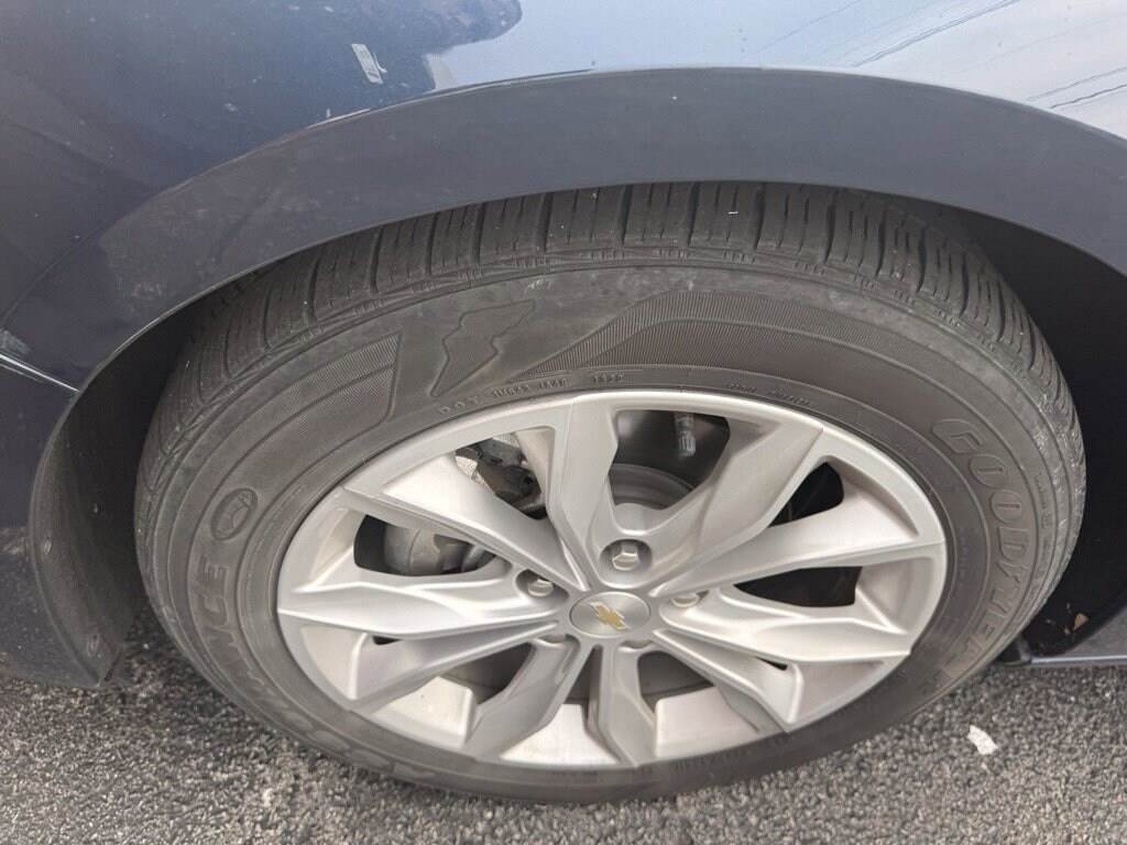 2022 Chevrolet Malibu 1LT photo 2