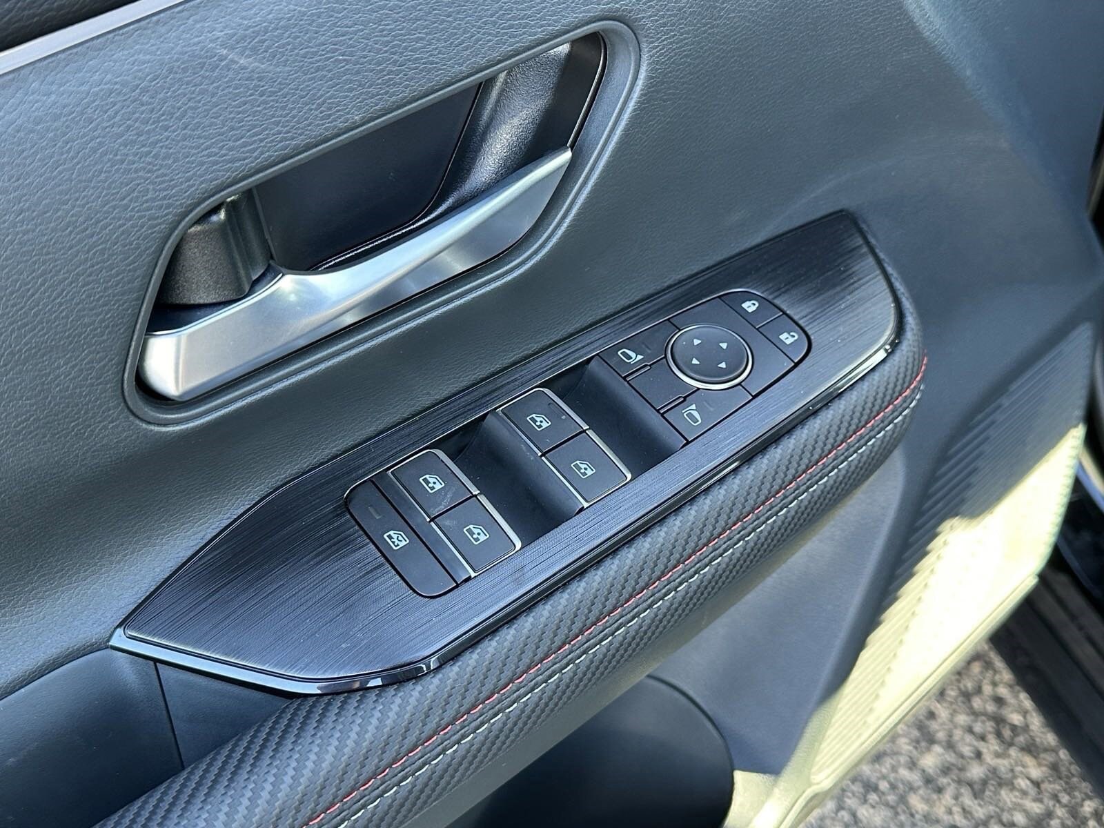 2025 Nissan Kicks SR photo 3